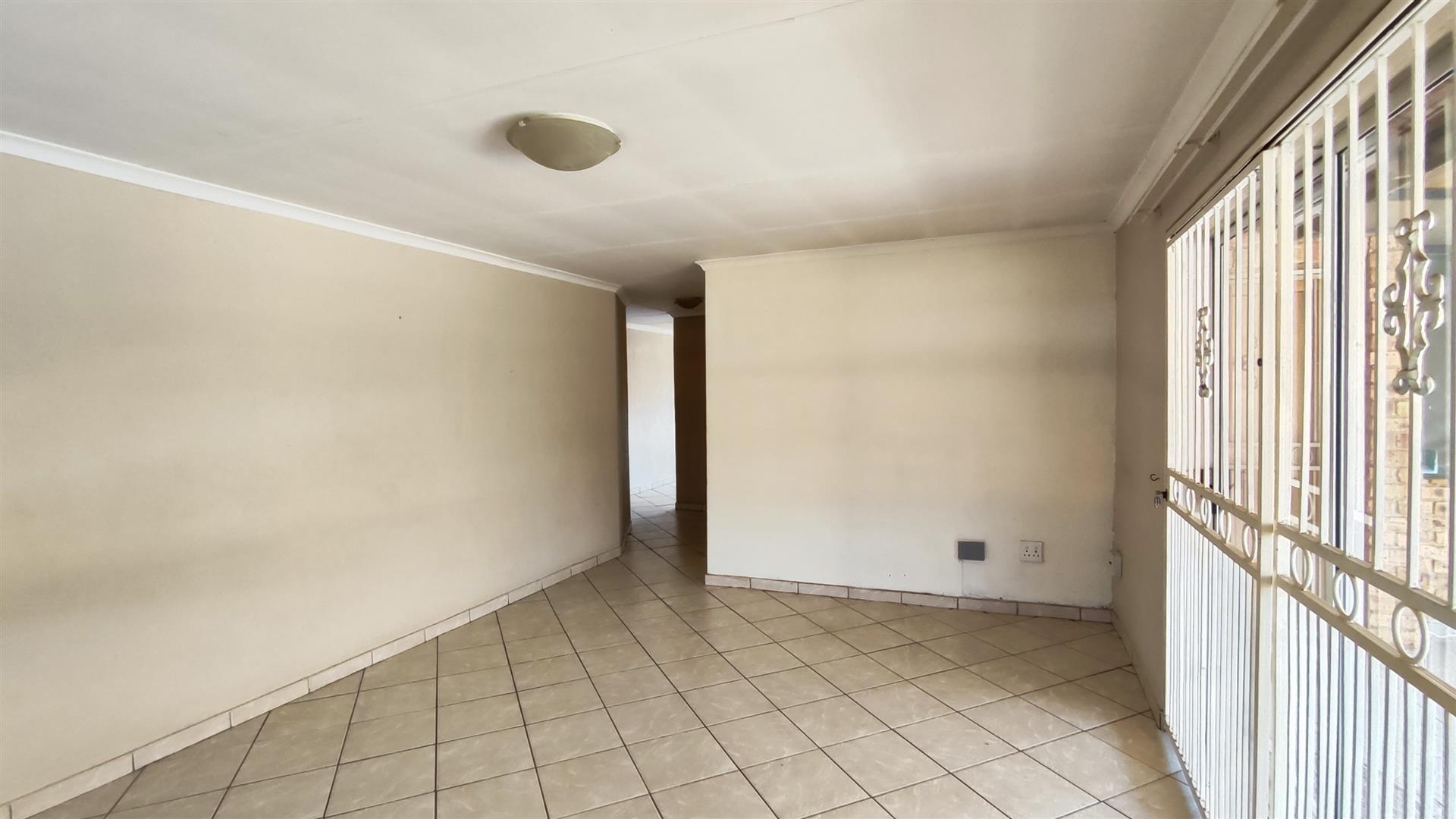 Dining Room - 22 square meters of property in Terenure