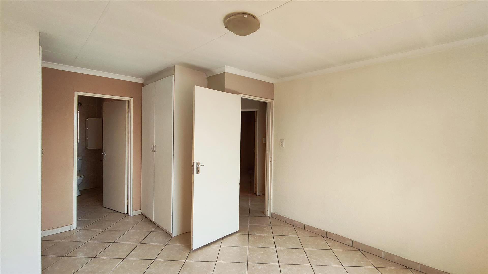 Main Bedroom - 14 square meters of property in Terenure