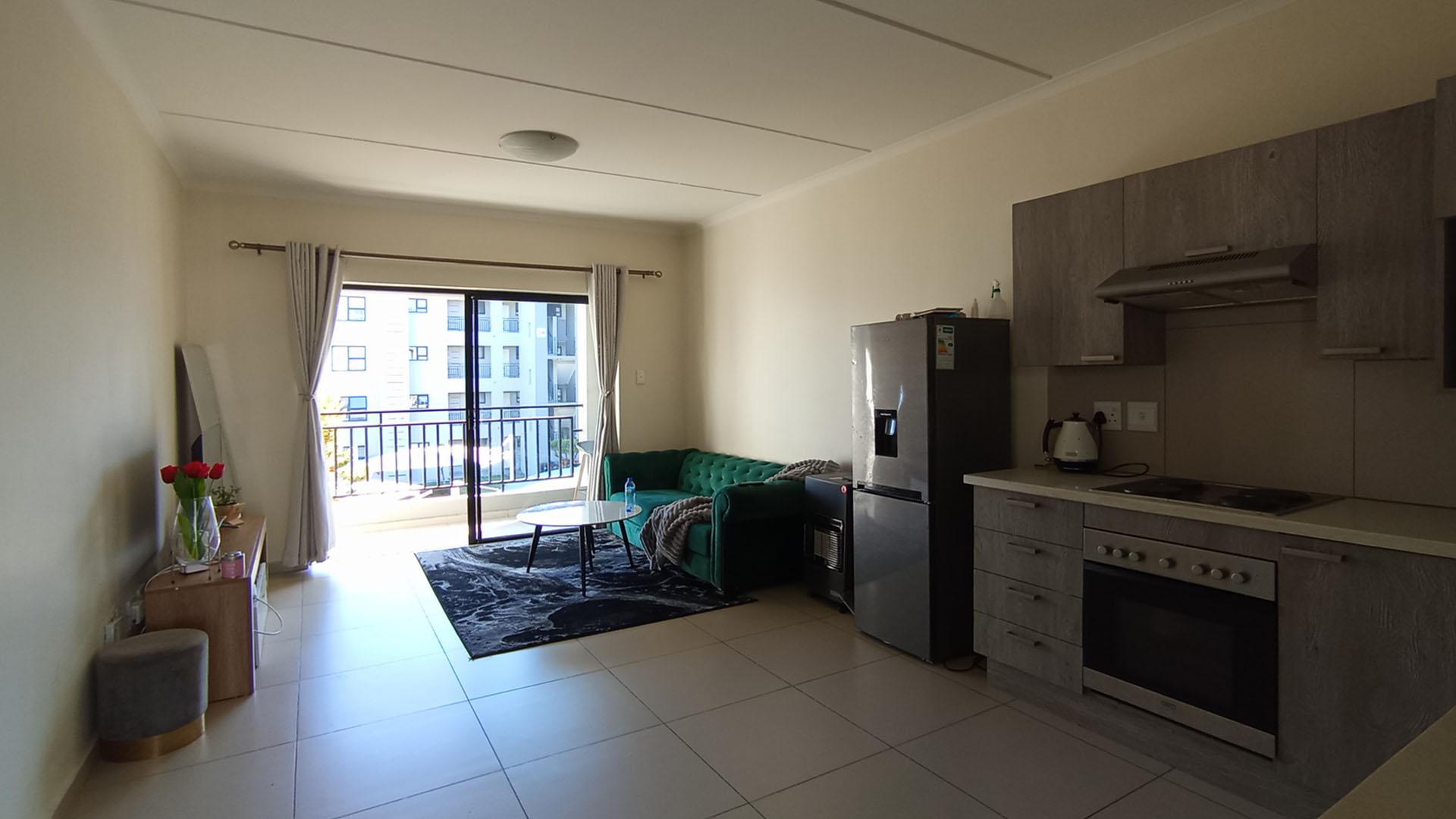 Kitchen - 10 square meters of property in Erand Gardens