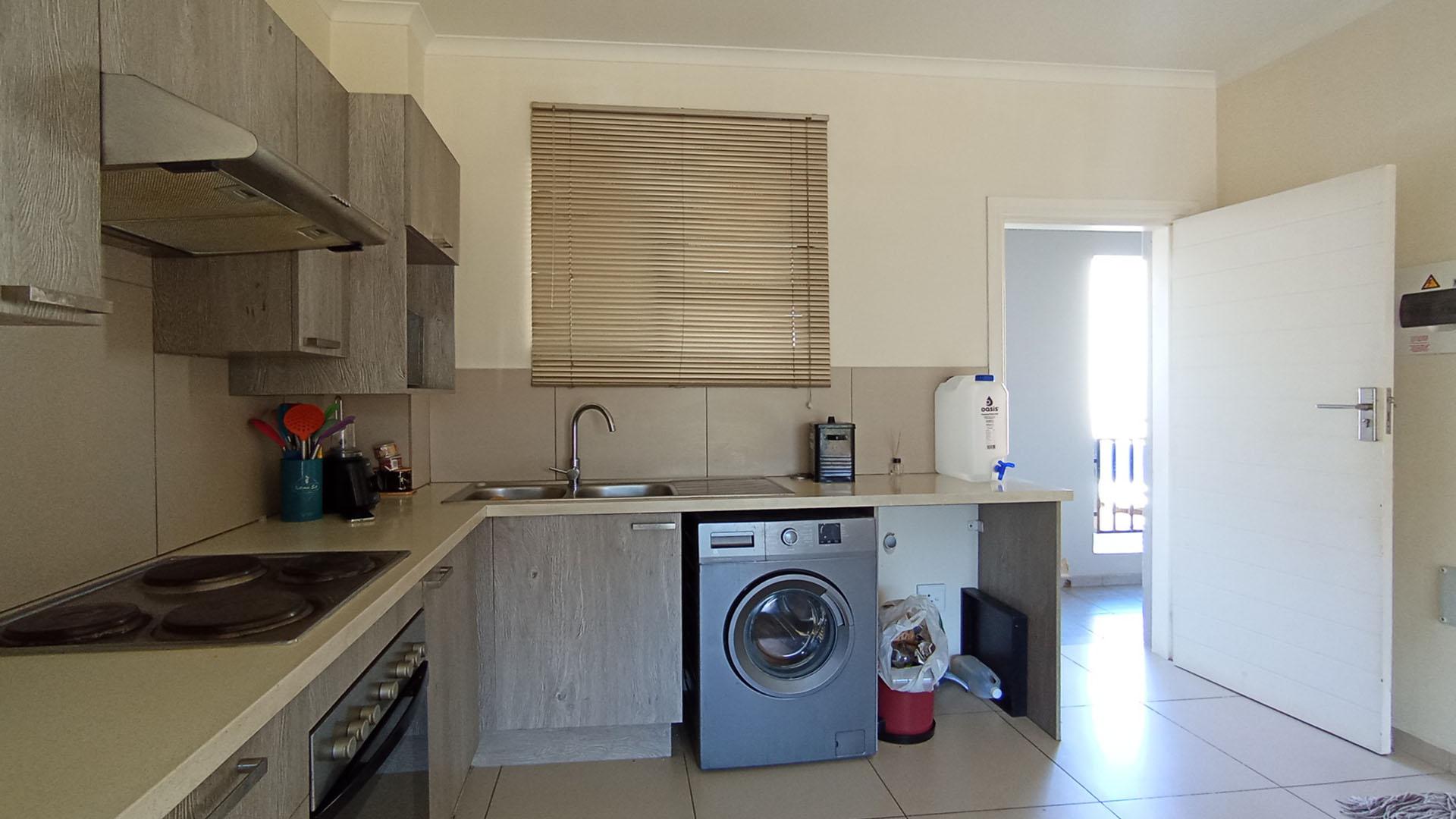 Kitchen - 10 square meters of property in Erand Gardens