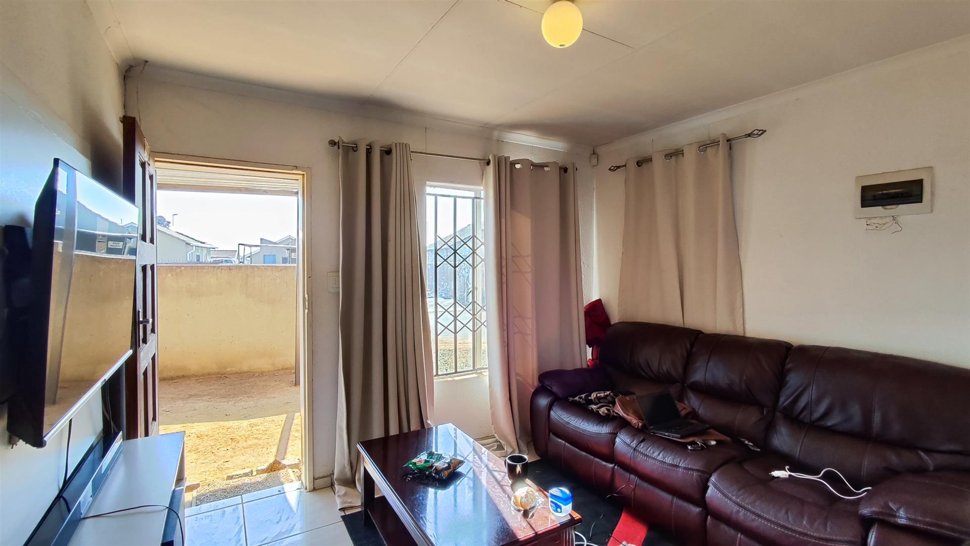 Lounges - 12 square meters of property in Windmill Park