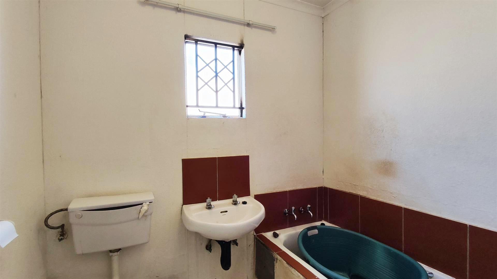 Bathroom 1 - 5 square meters of property in Windmill Park