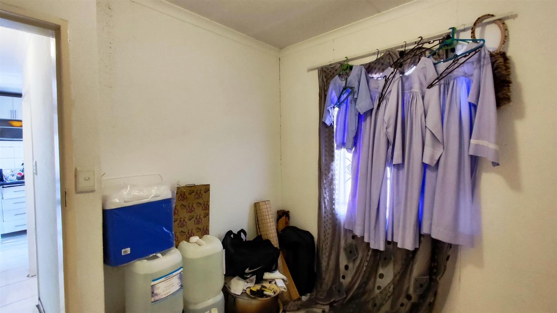 Bed Room 1 - 8 square meters of property in Windmill Park