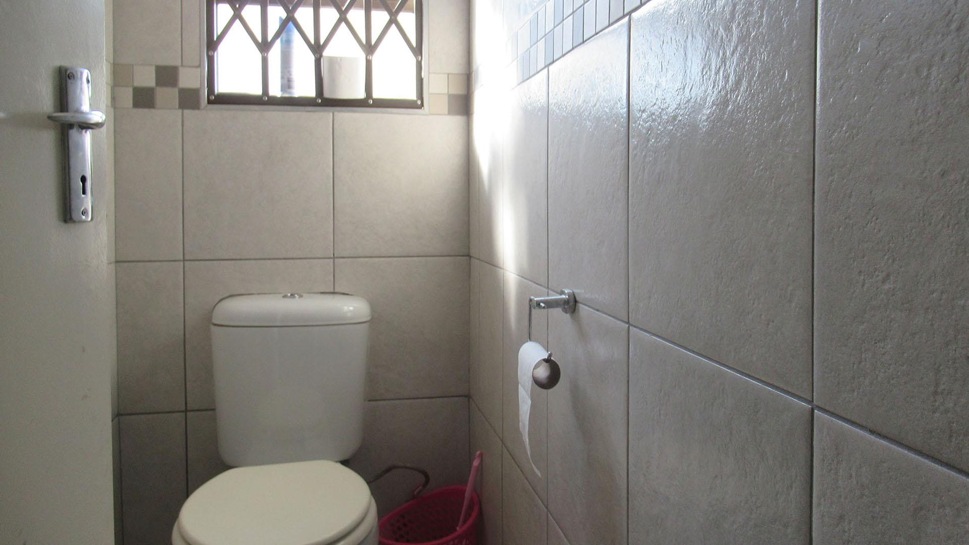 Bathroom 2 - 2 square meters of property in Tirong 