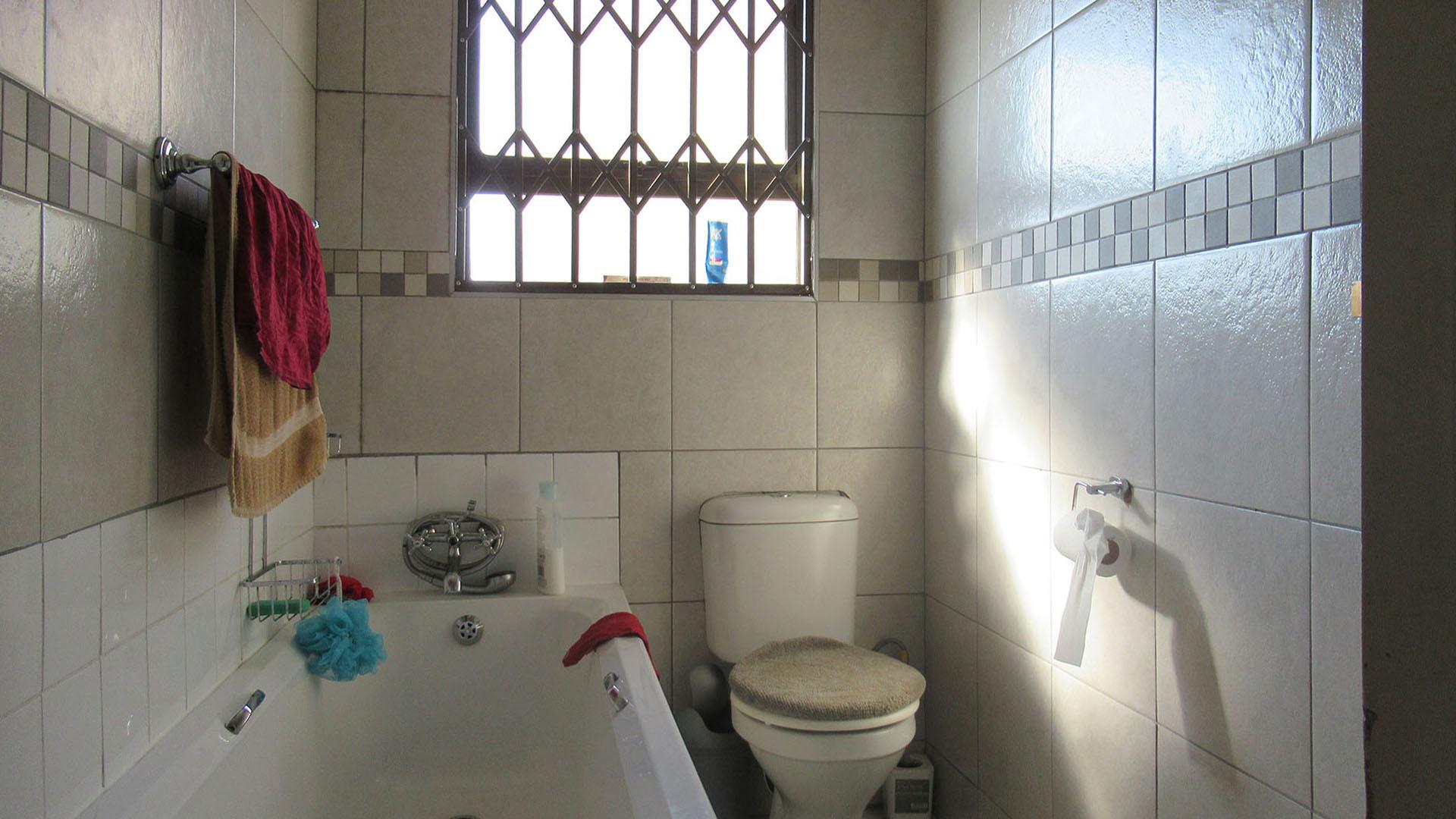 Main Bathroom - 5 square meters of property in Tirong 