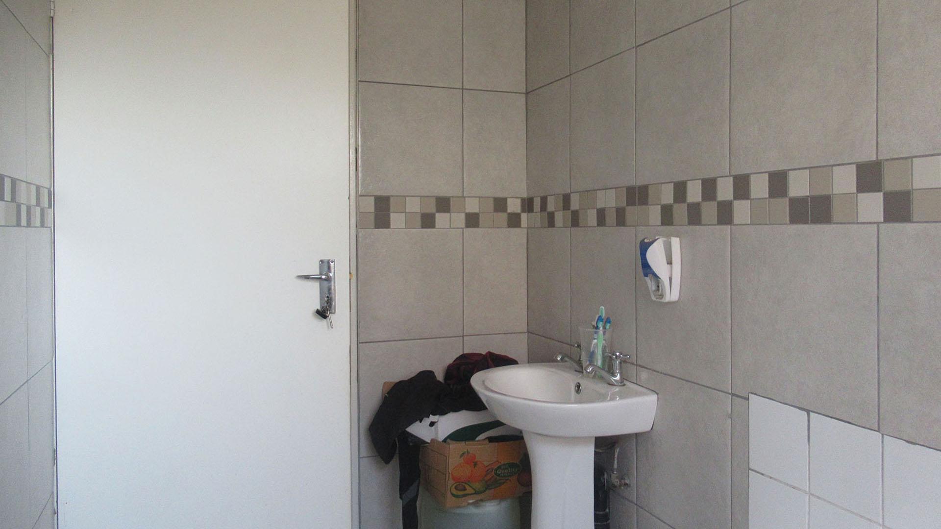 Main Bathroom - 5 square meters of property in Tirong 