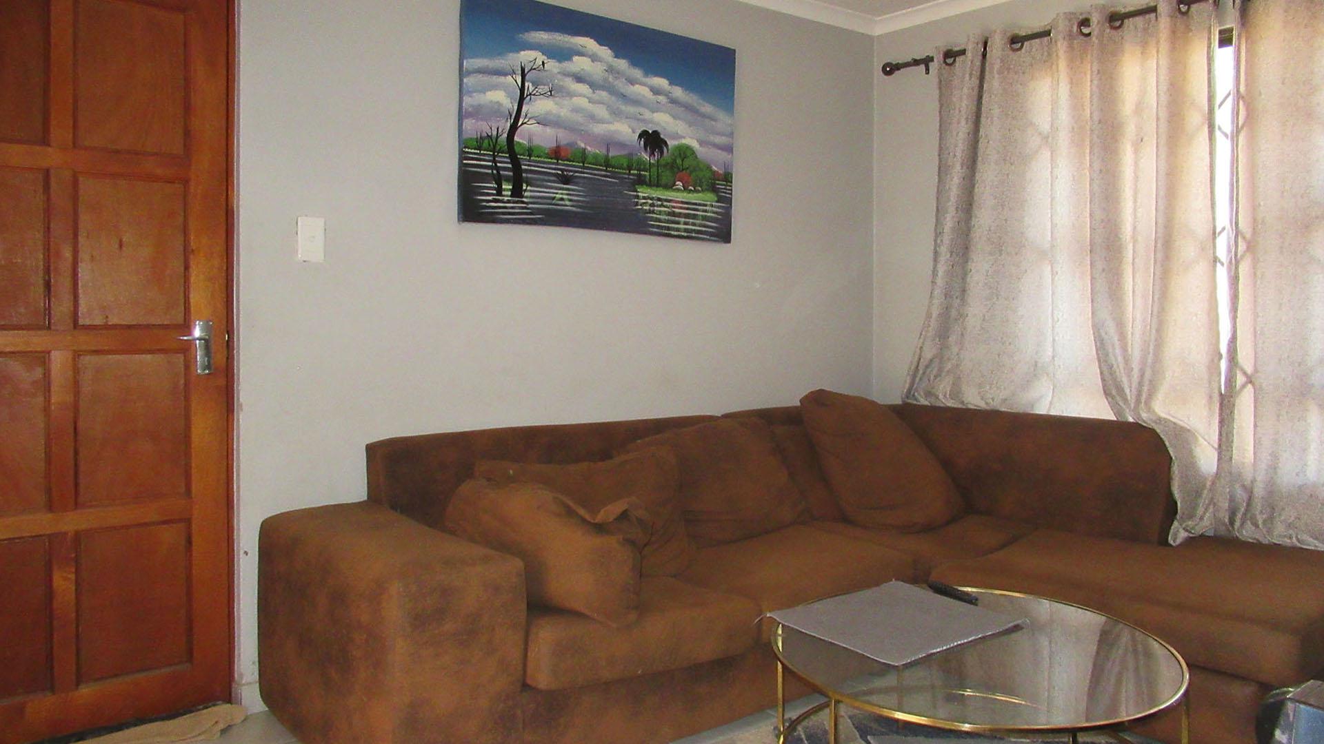 Lounges - 10 square meters of property in Tirong 