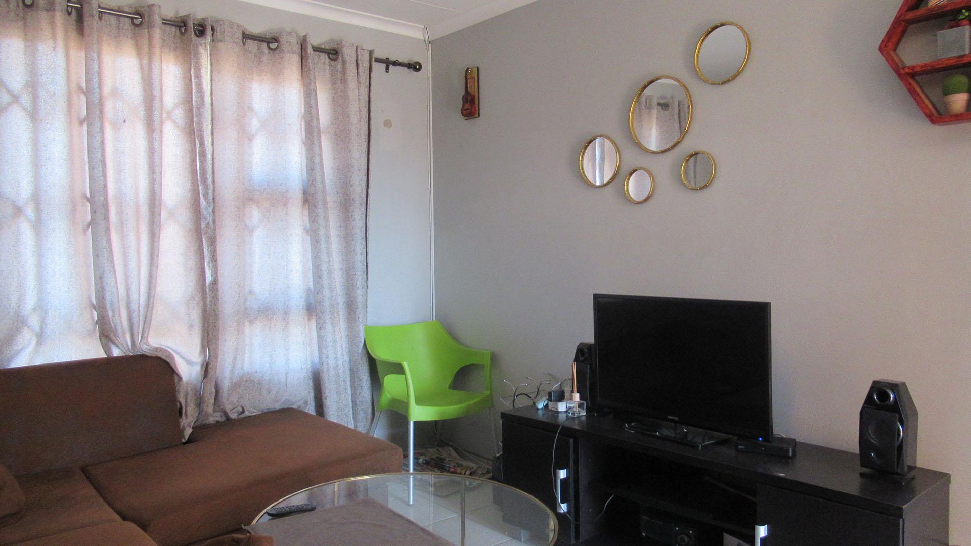 Lounges - 10 square meters of property in Tirong 