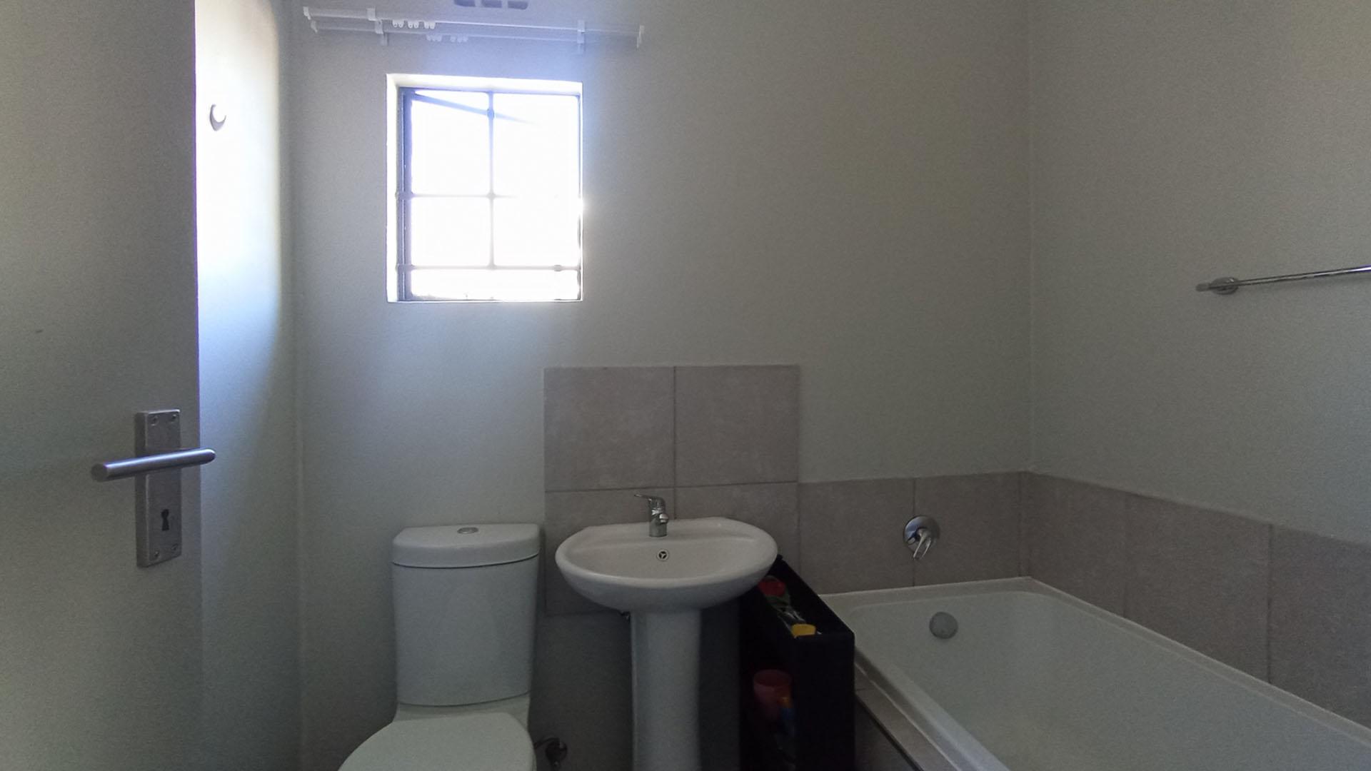 Bathroom 1 - 4 square meters of property in Roodeplaat
