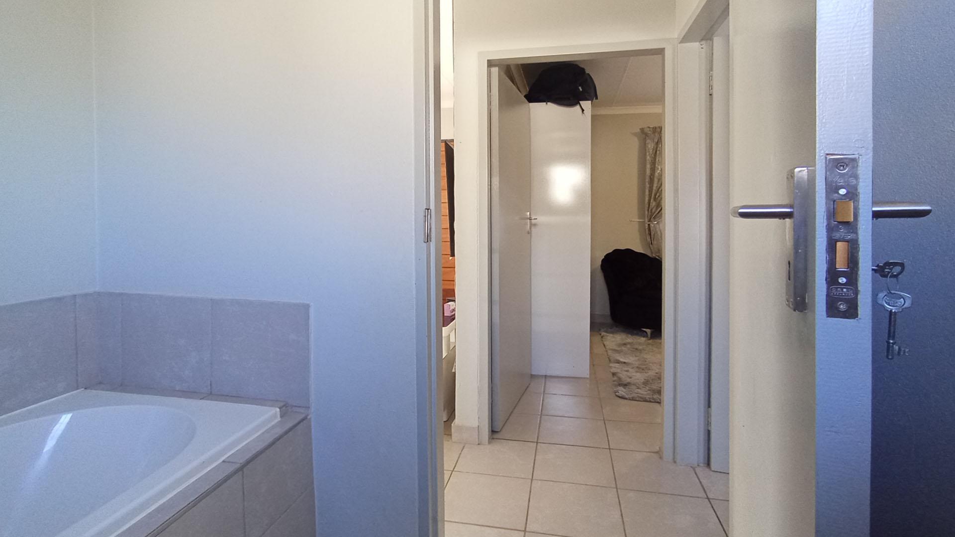 Bathroom 1 - 4 square meters of property in Roodeplaat