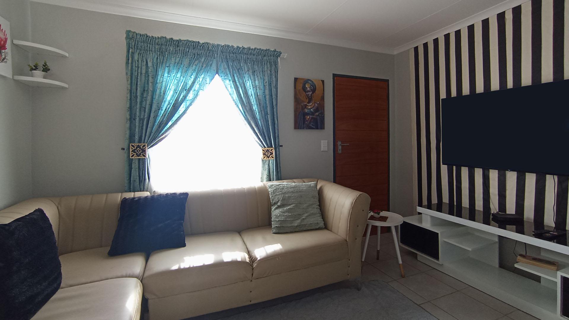 Lounges - 15 square meters of property in Roodeplaat