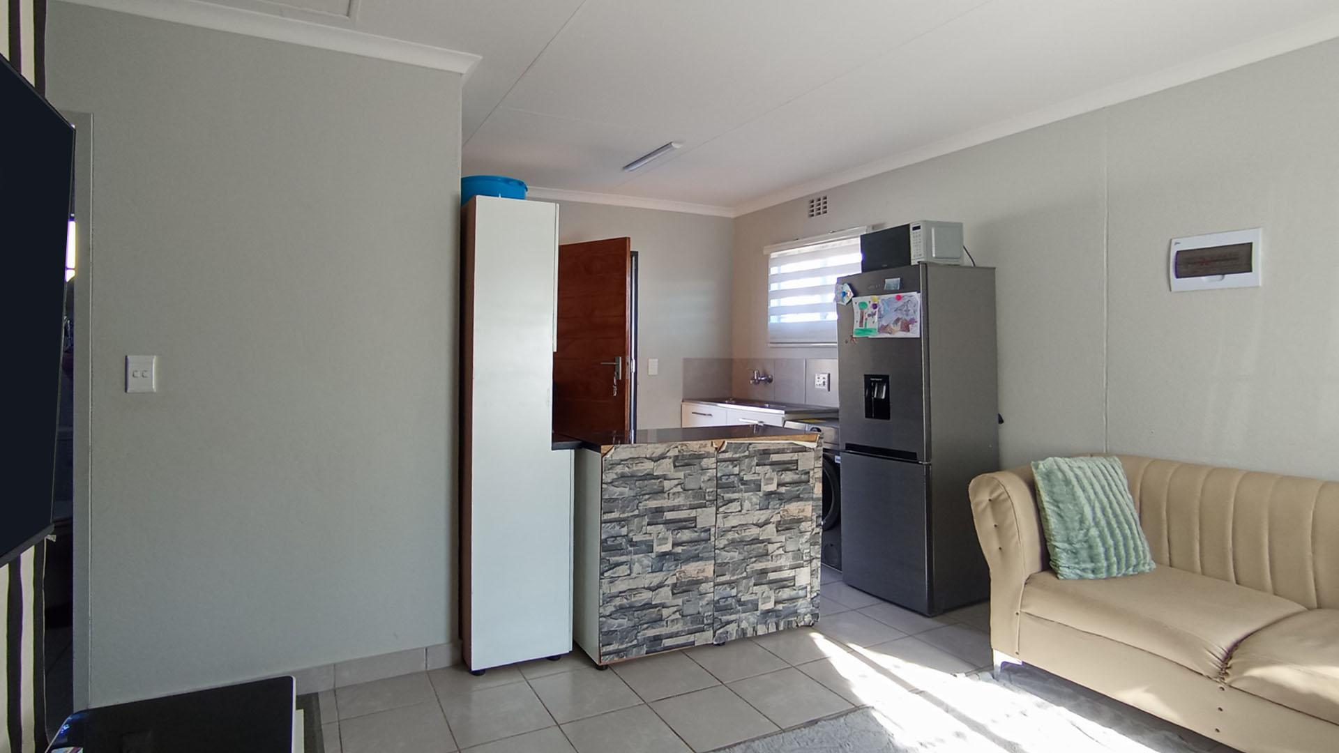 Lounges - 15 square meters of property in Roodeplaat