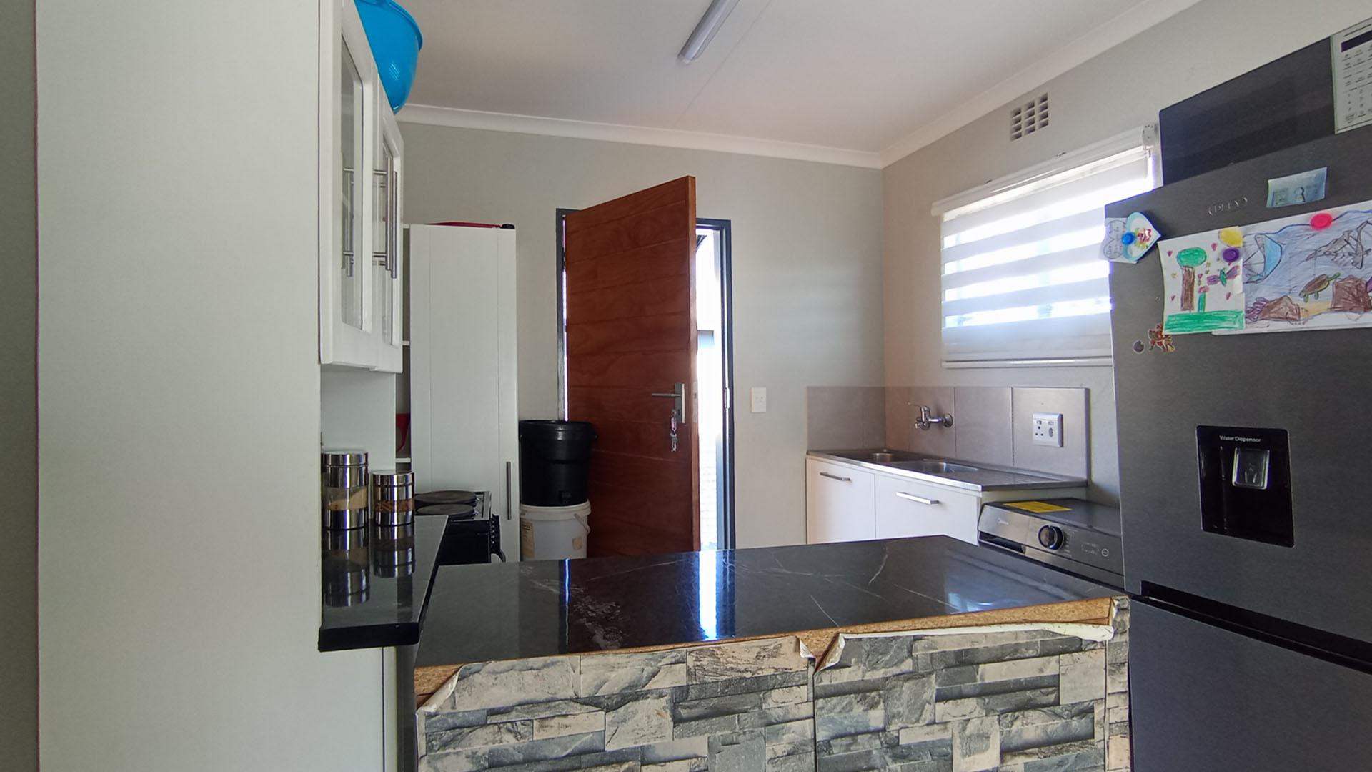 Kitchen - 6 square meters of property in Roodeplaat