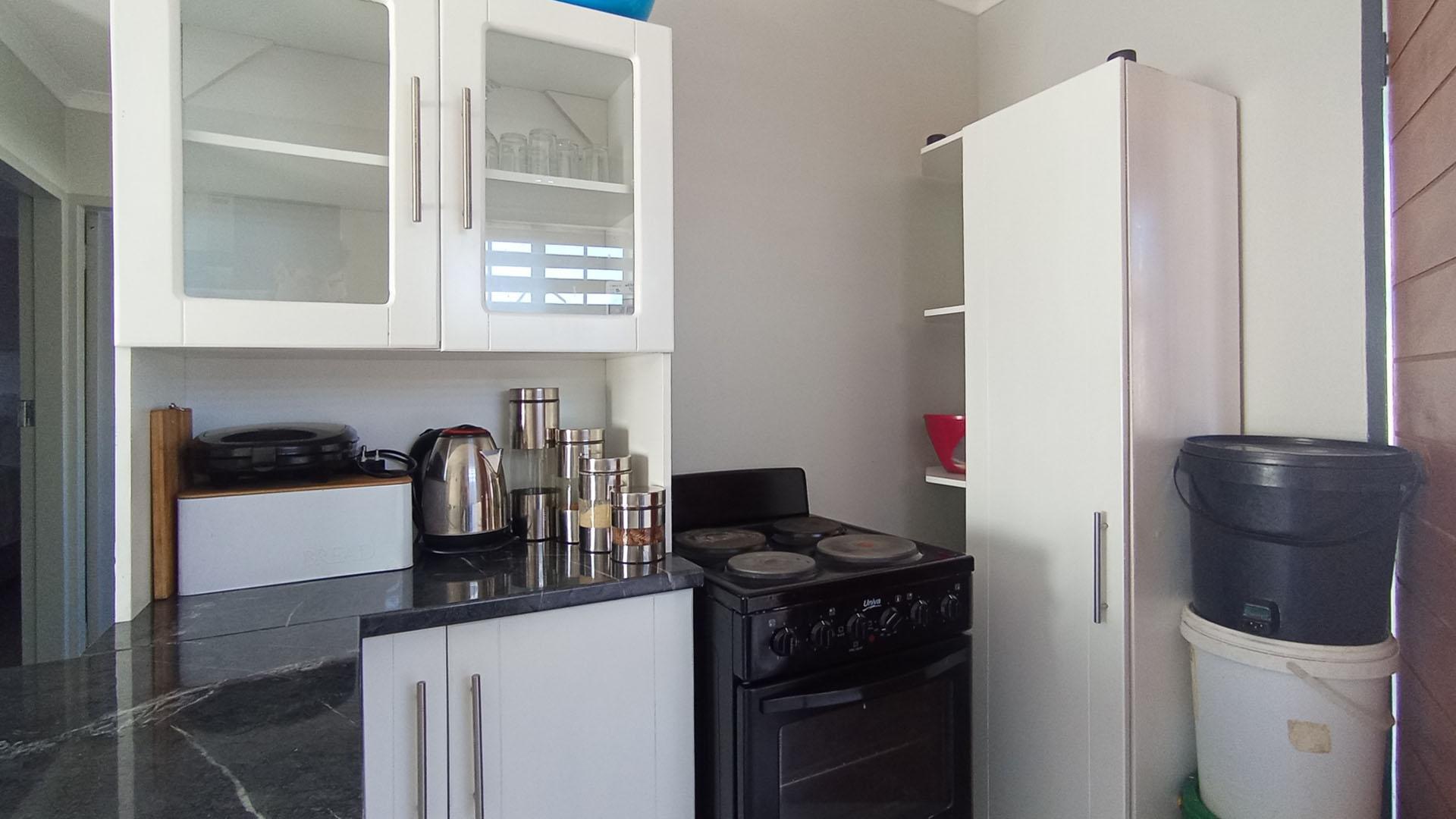 Kitchen - 6 square meters of property in Roodeplaat