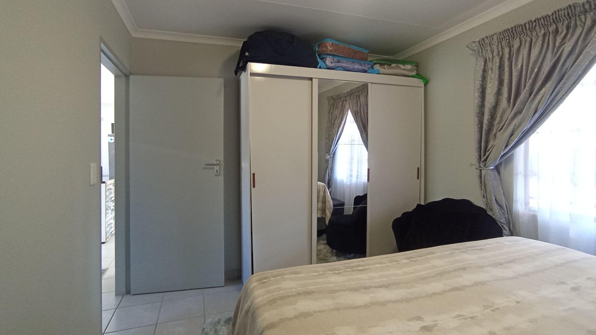 Bed Room 1 - 12 square meters of property in Roodeplaat