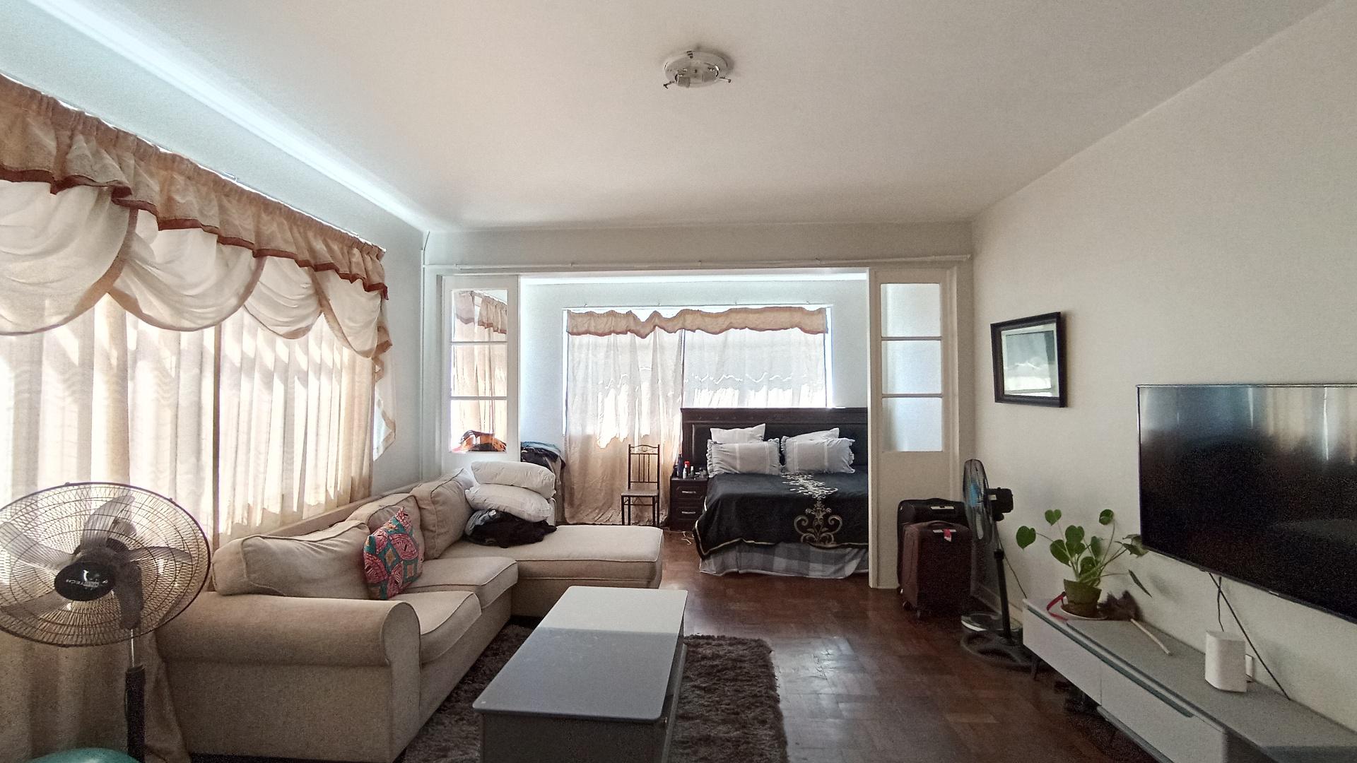 Lounges - 26 square meters of property in Bulwer (Dbn)