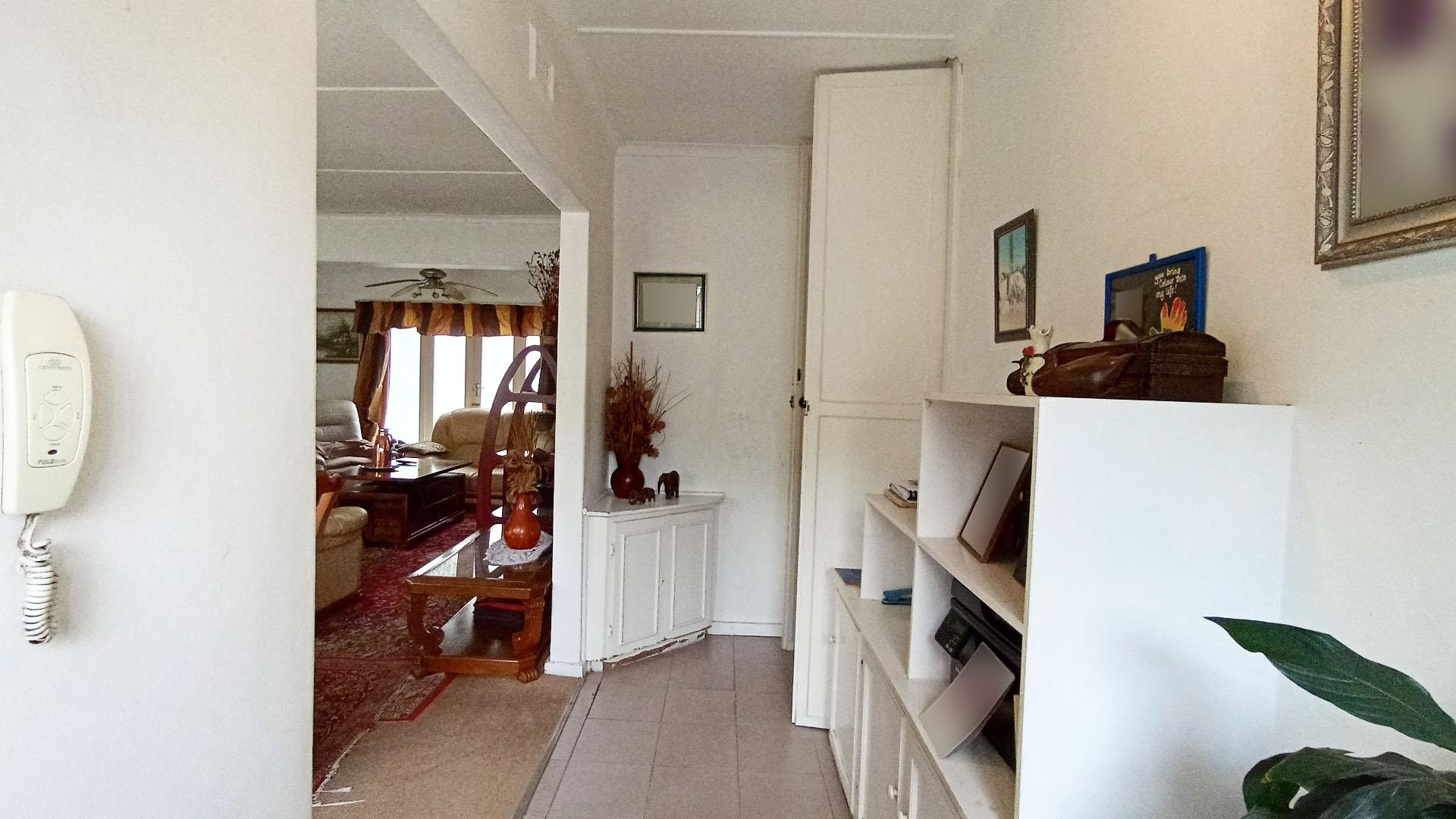 Spaces - 50 square meters of property in Cowies Hill Park