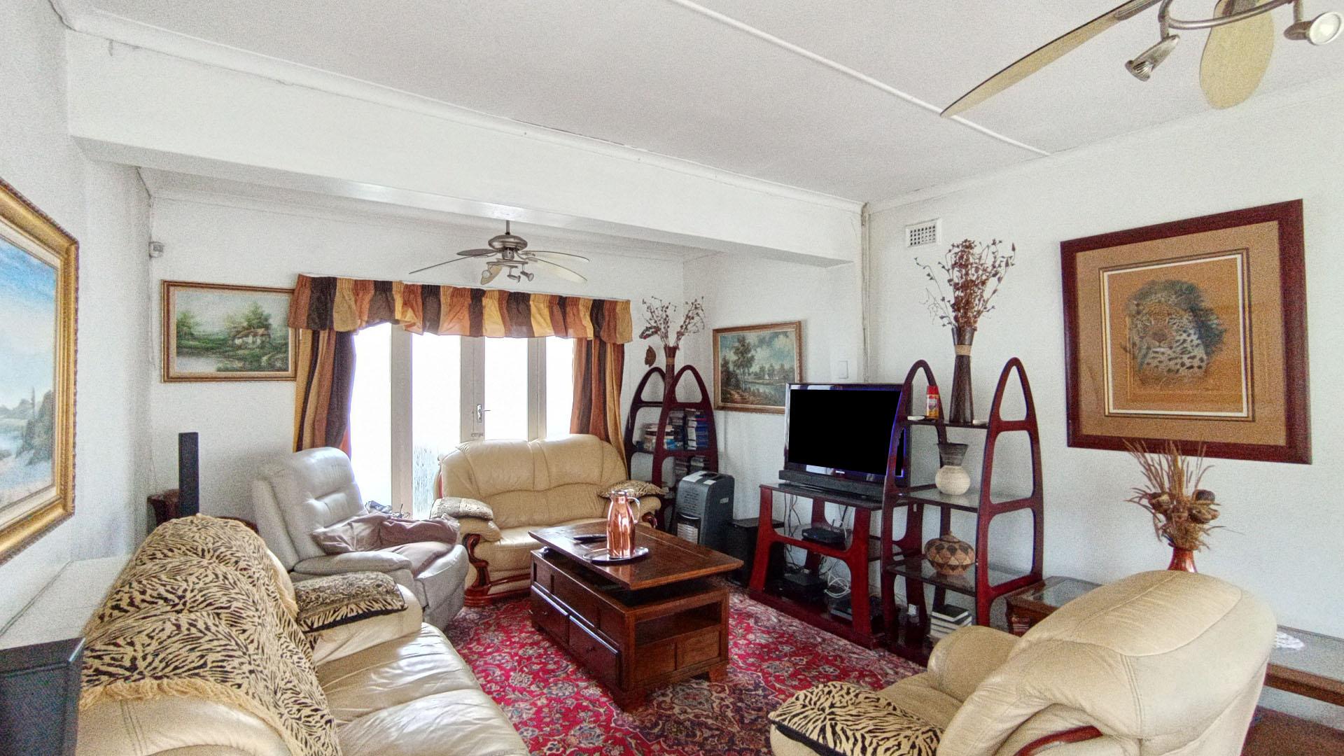 Lounges - 34 square meters of property in Cowies Hill Park