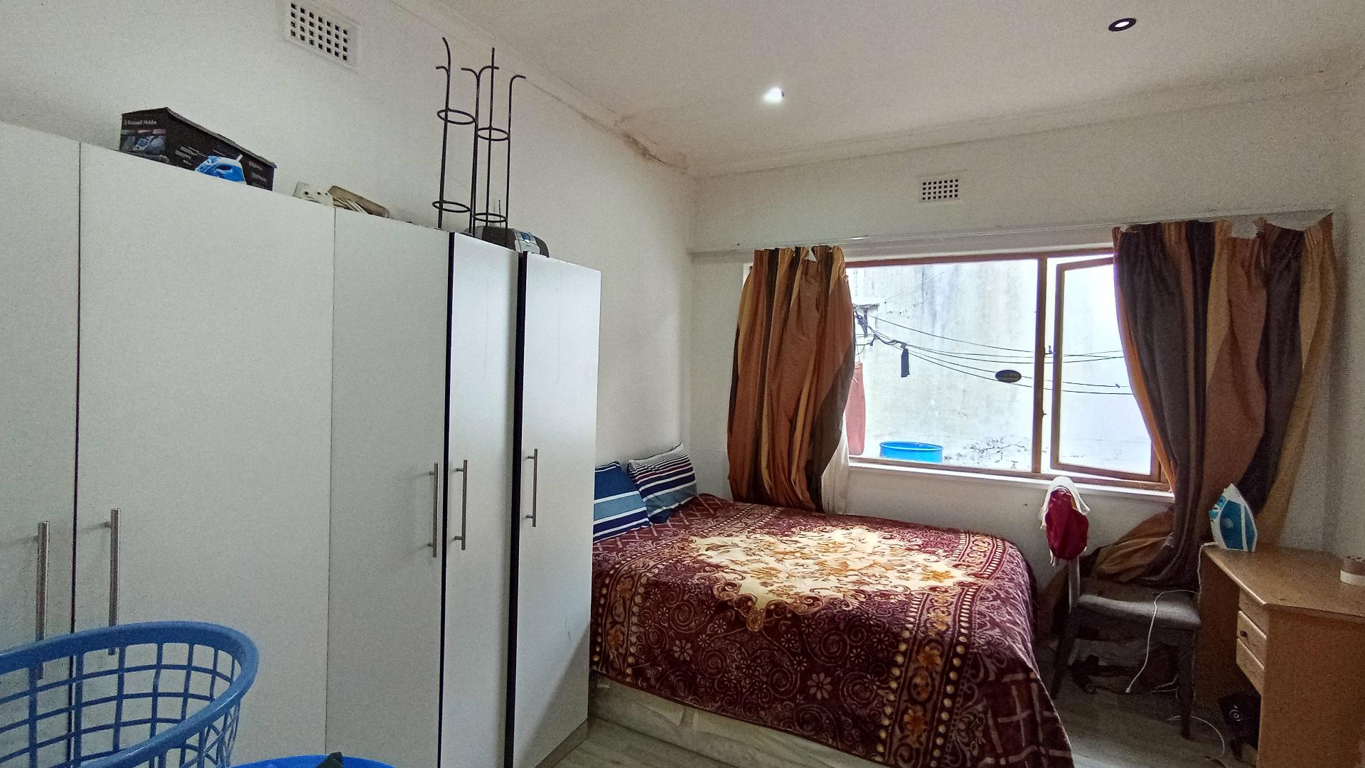 Bed Room 1 - 13 square meters of property in Cowies Hill Park