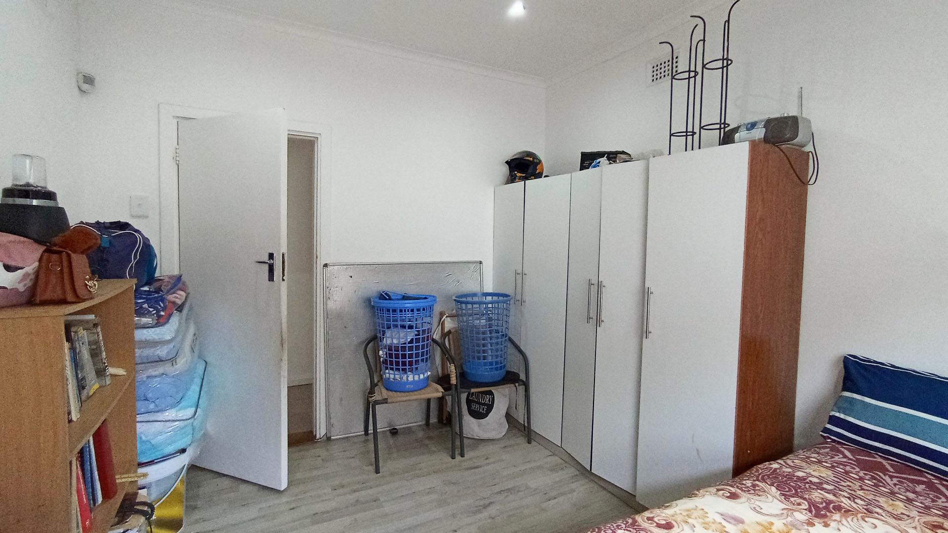 Bed Room 1 - 13 square meters of property in Cowies Hill Park