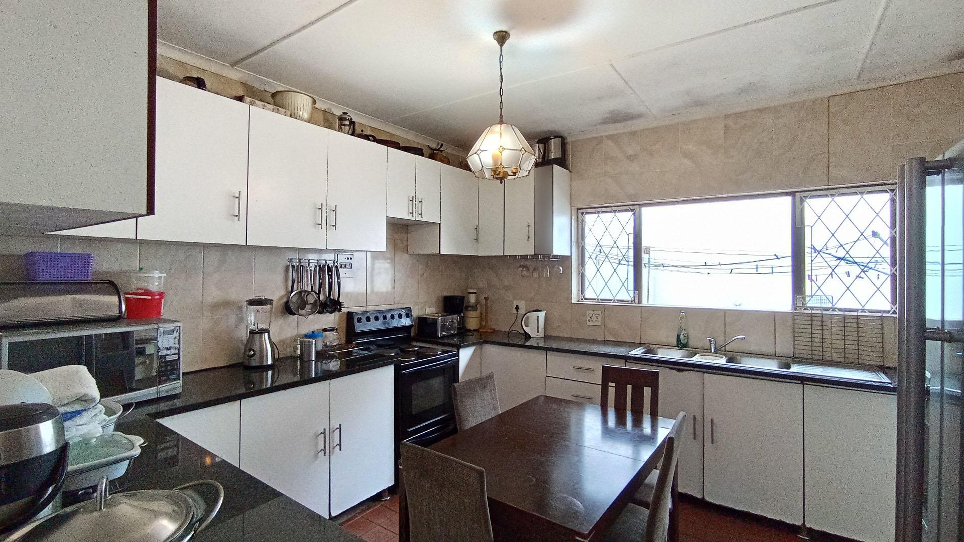 Kitchen - 17 square meters of property in Cowies Hill Park