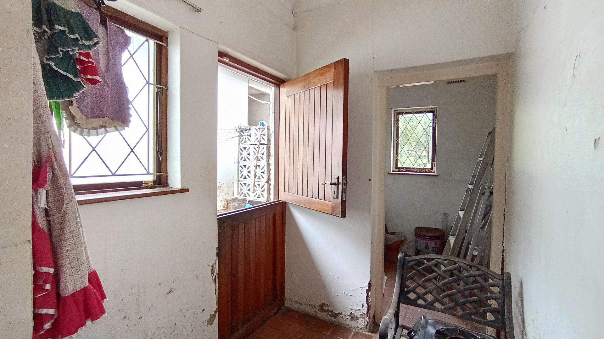 Spaces - 50 square meters of property in Cowies Hill Park