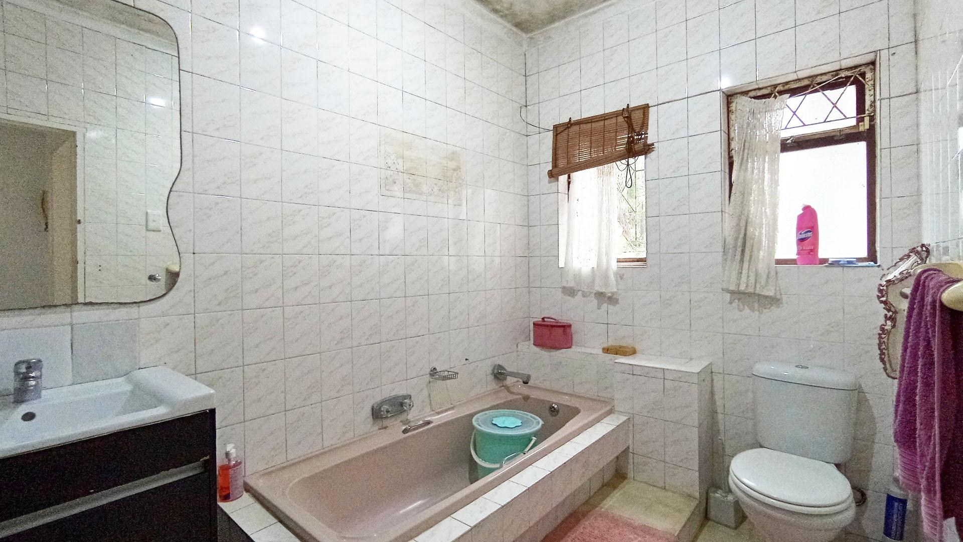 Bathroom 1 - 8 square meters of property in Cowies Hill Park