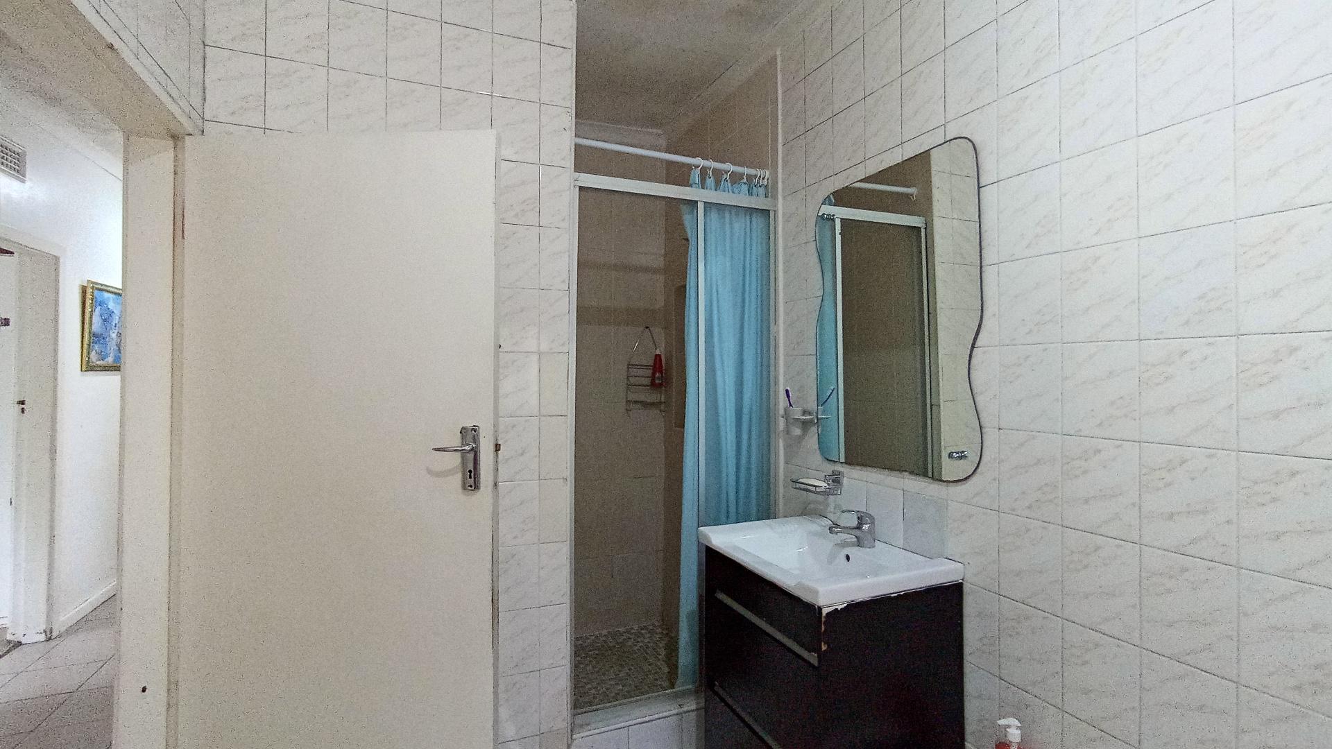 Bathroom 1 - 8 square meters of property in Cowies Hill Park