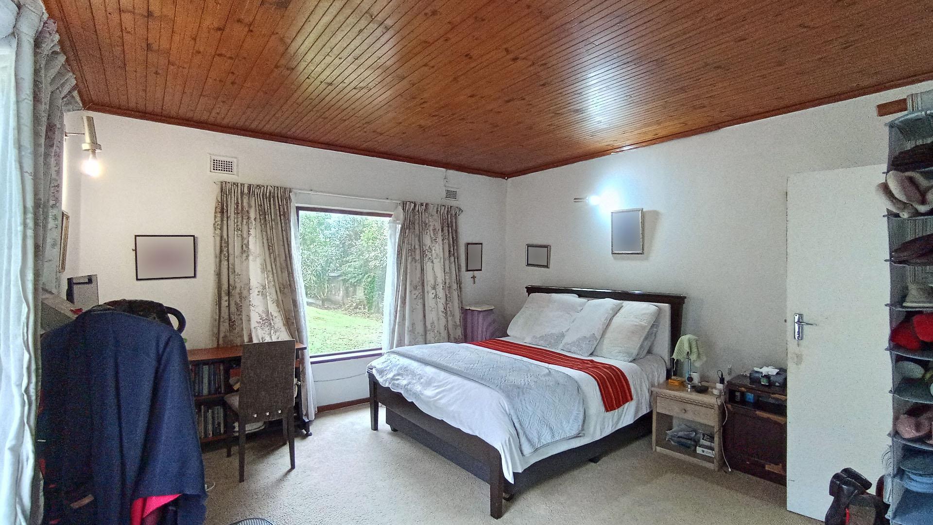 Main Bedroom - 22 square meters of property in Cowies Hill Park