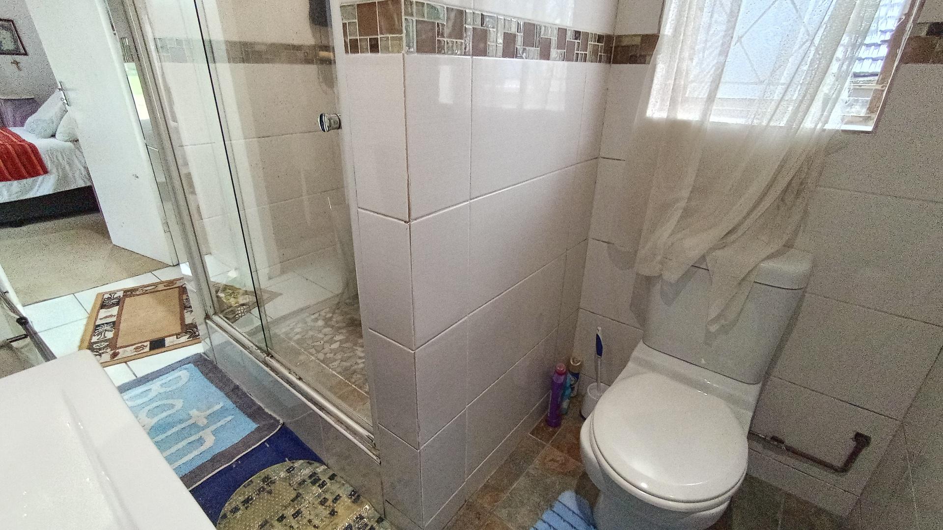 Main Bathroom - 6 square meters of property in Cowies Hill Park
