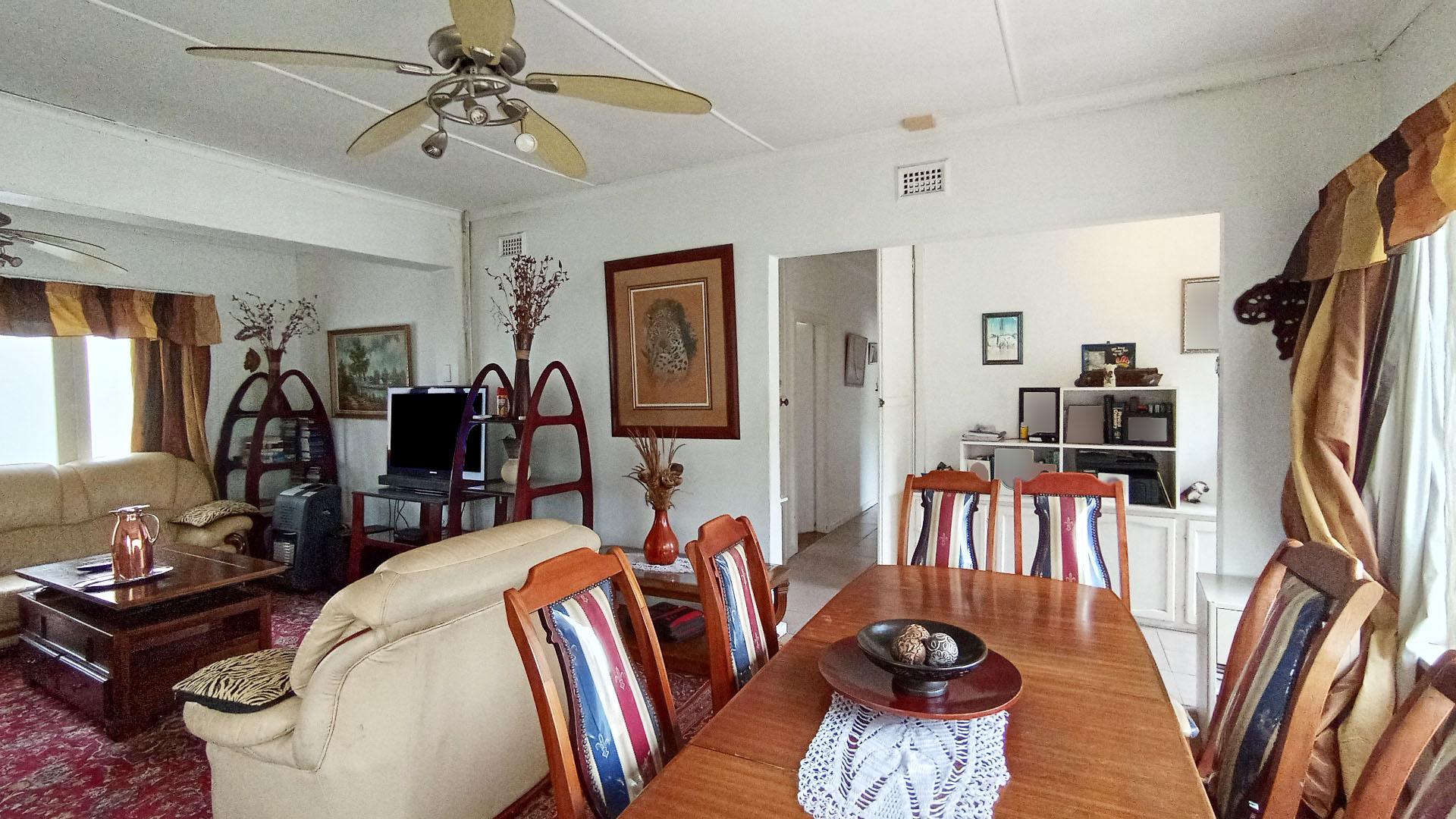 Dining Room of property in Cowies Hill Park