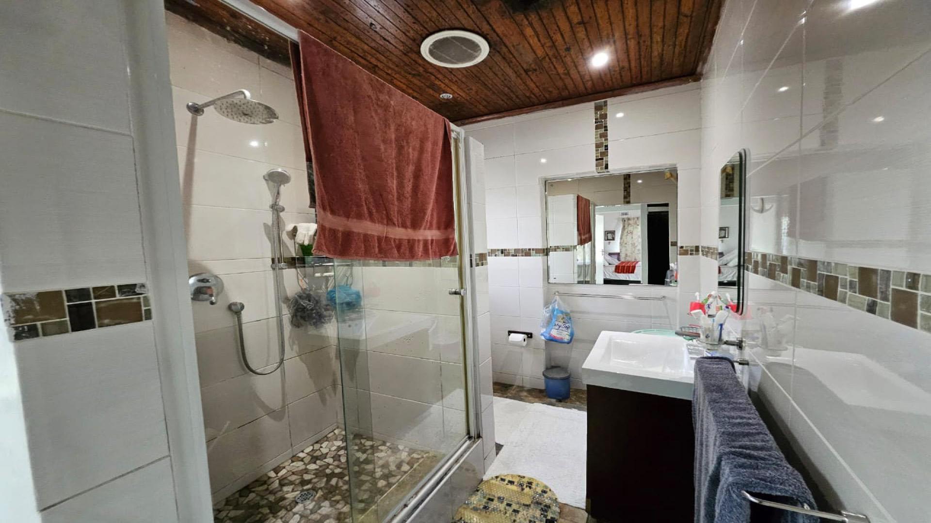 Main Bathroom - 6 square meters of property in Cowies Hill Park