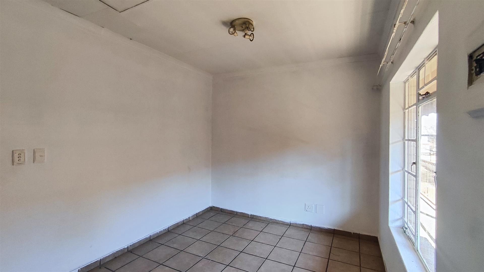 Lounges - 10 square meters of property in Kempton Park