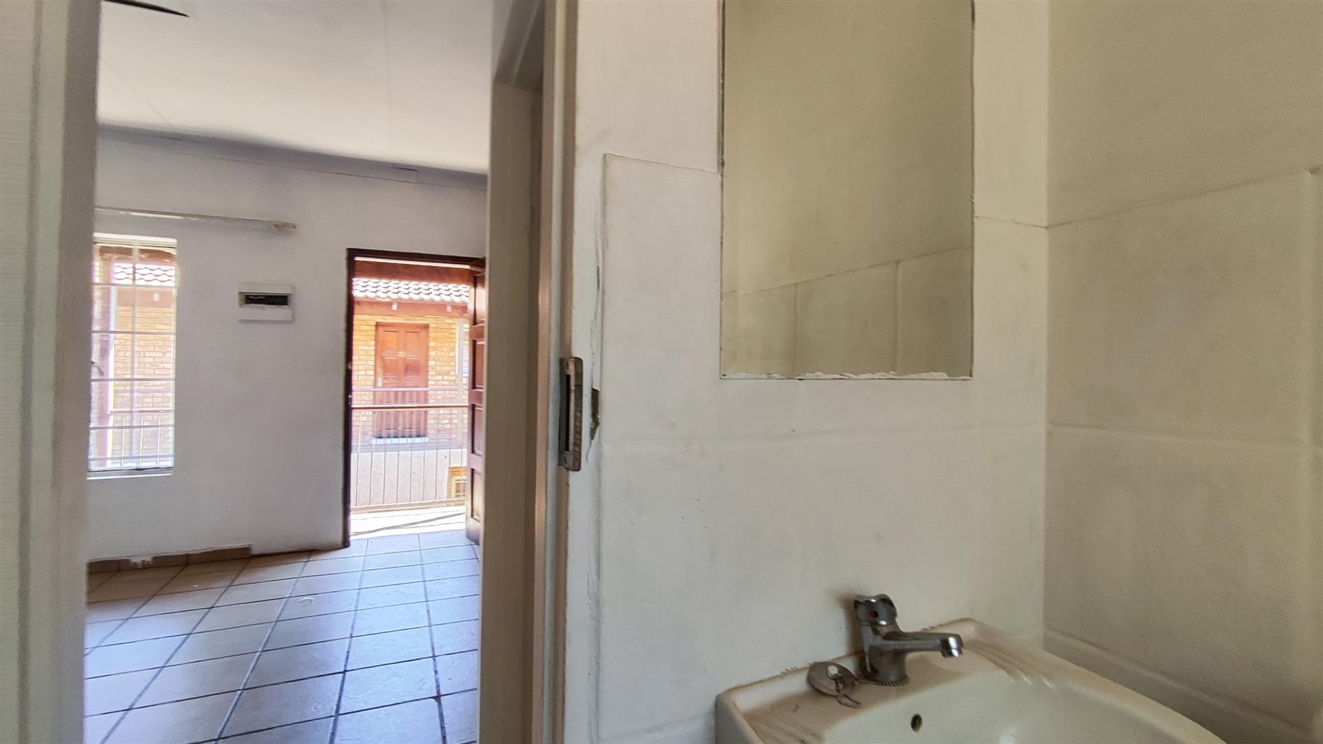 Bathroom 1 - 3 square meters of property in Kempton Park