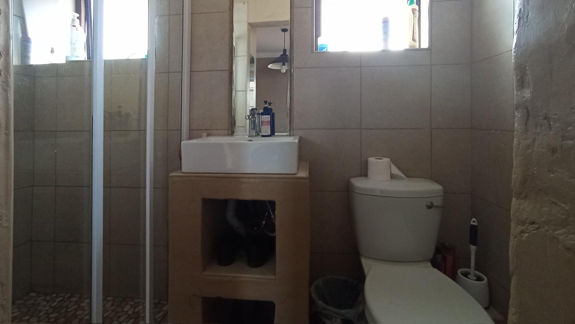 Bathroom 1 - 3 square meters of property in Midstream Estate