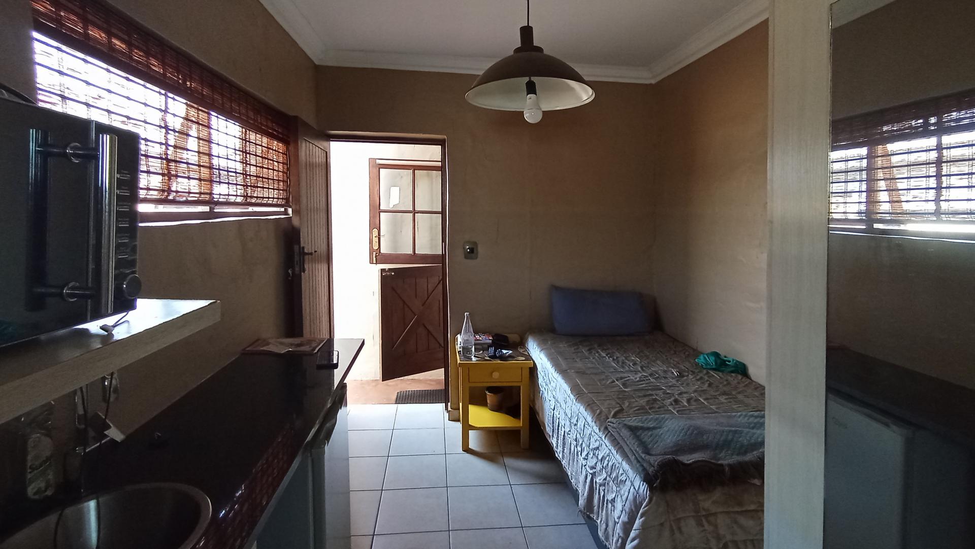 Bed Room 1 - 11 square meters of property in Midstream Estate