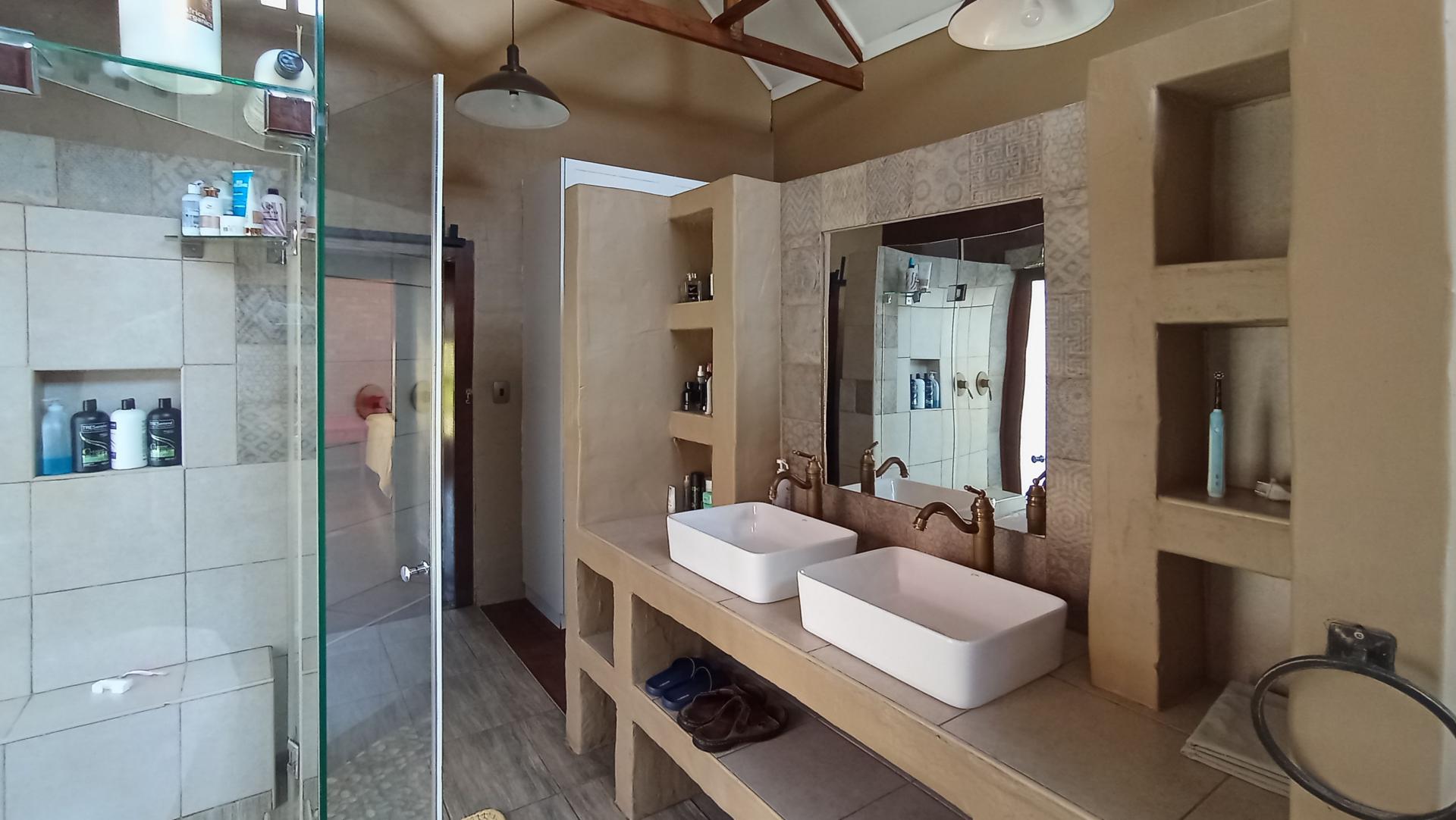 Main Bathroom of property in Midstream Estate