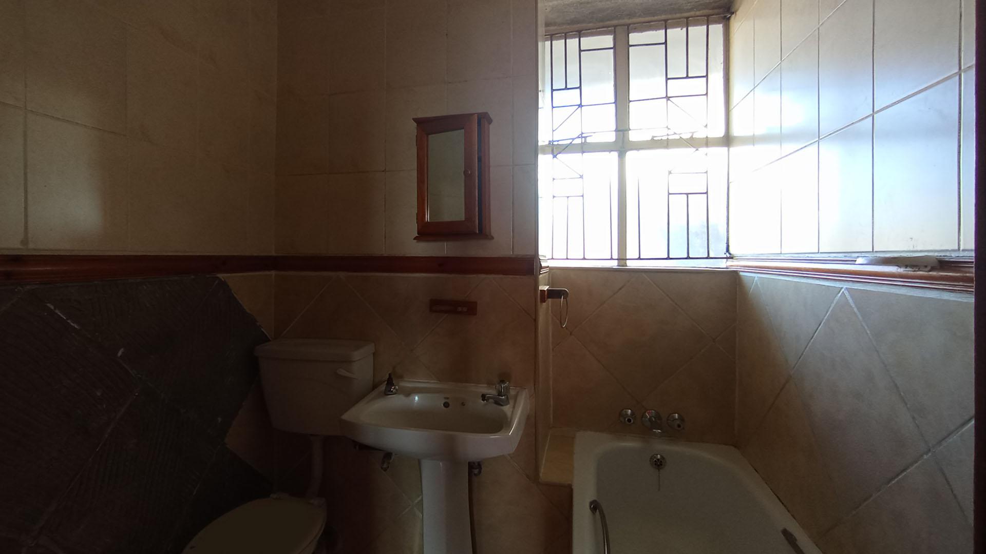 Bathroom 1 - 8 square meters of property in Silverton