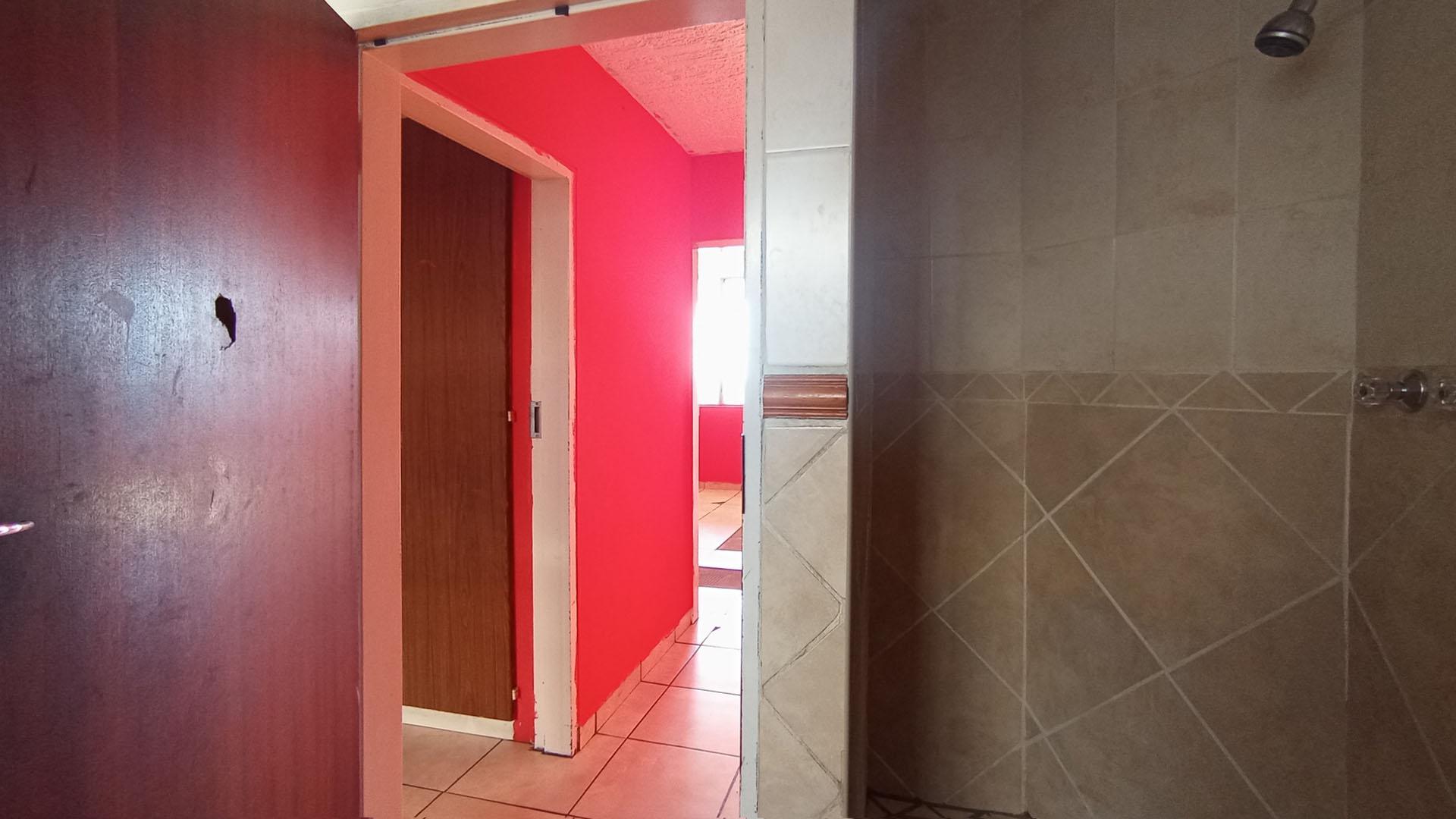 Bathroom 1 - 8 square meters of property in Silverton