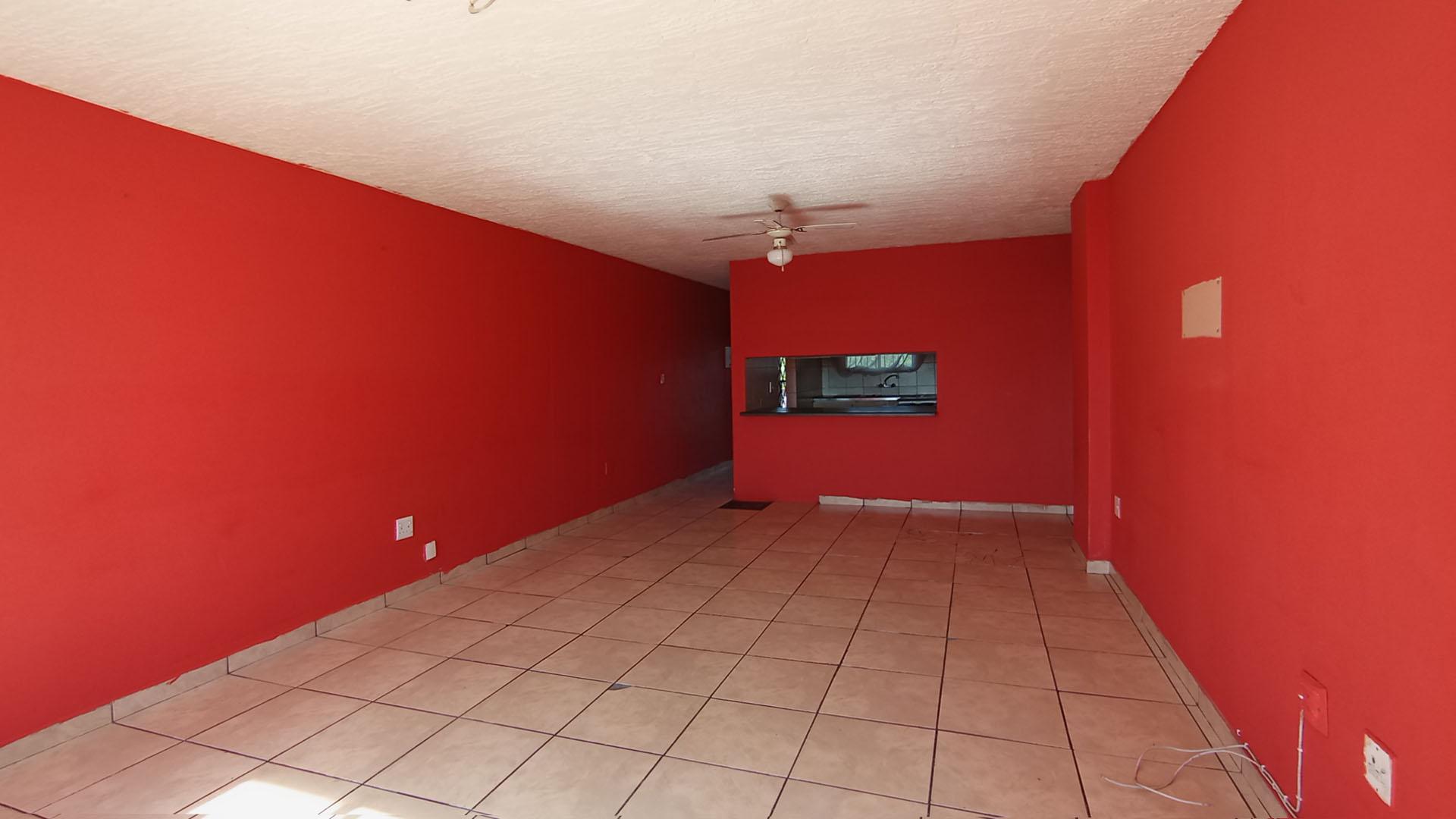 Lounges - 33 square meters of property in Silverton