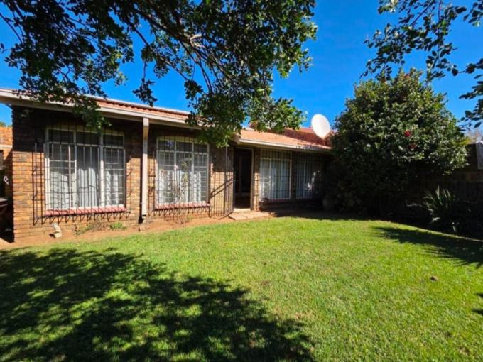 2 Bedroom Simplex for Sale For Sale in South Crest - MR681788