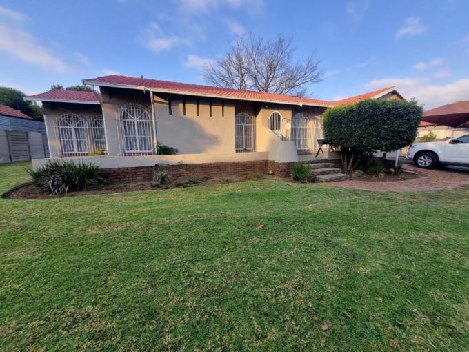 3 Bedroom House for Sale For Sale in Brackendowns - MR681797