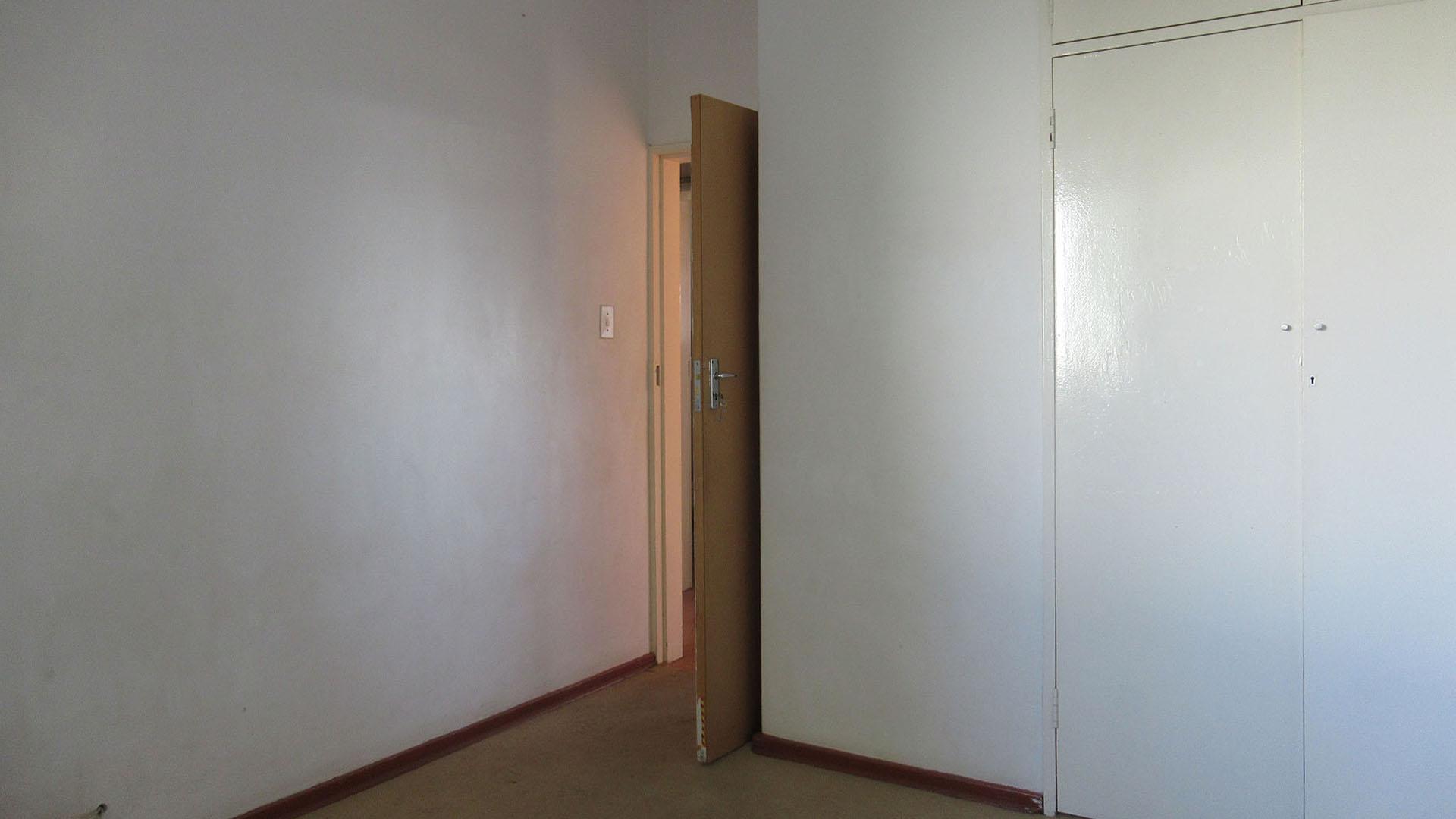 Bed Room 1 - 14 square meters of property in Horison View