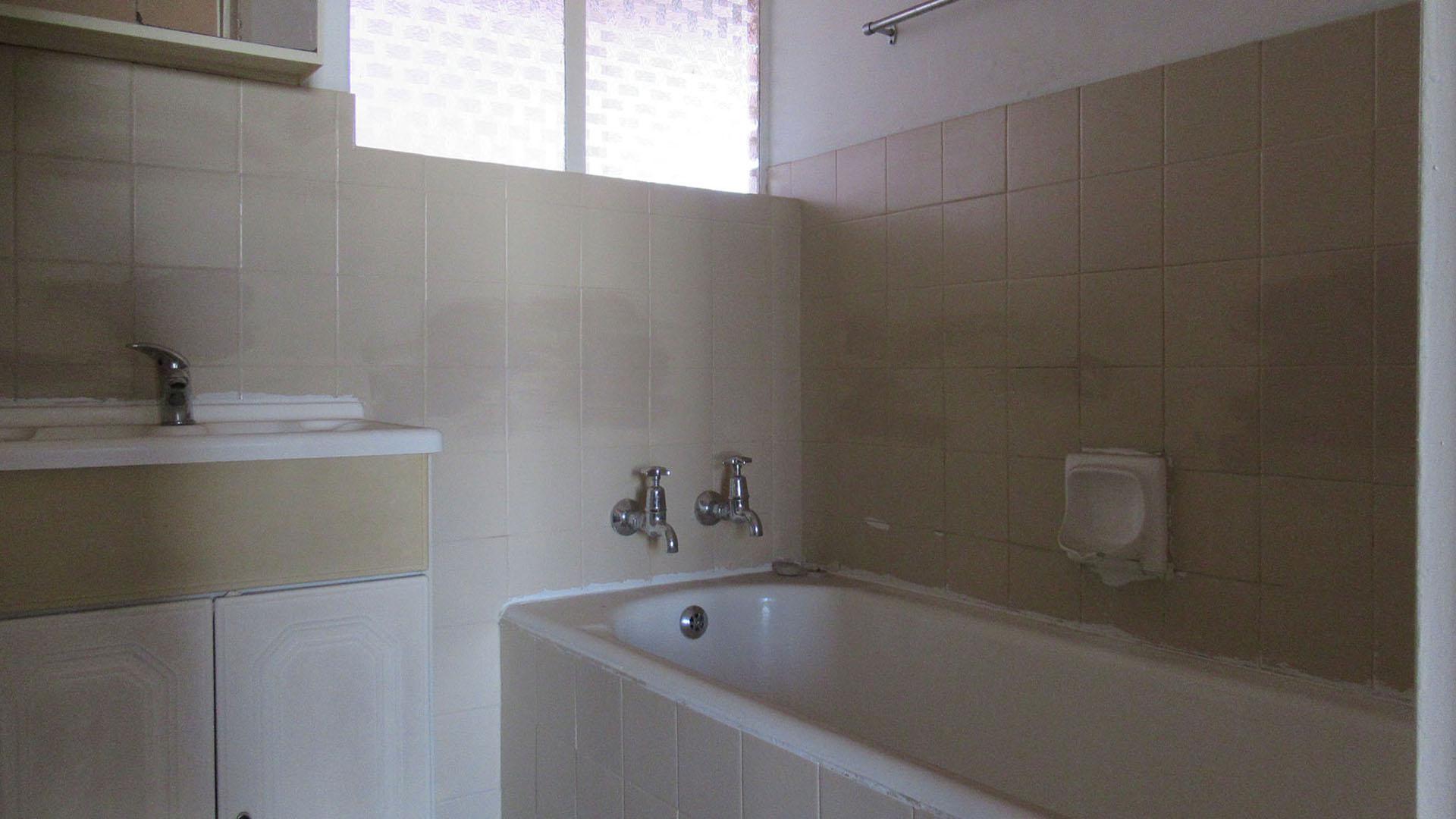 Bathroom 1 - 5 square meters of property in Horison View