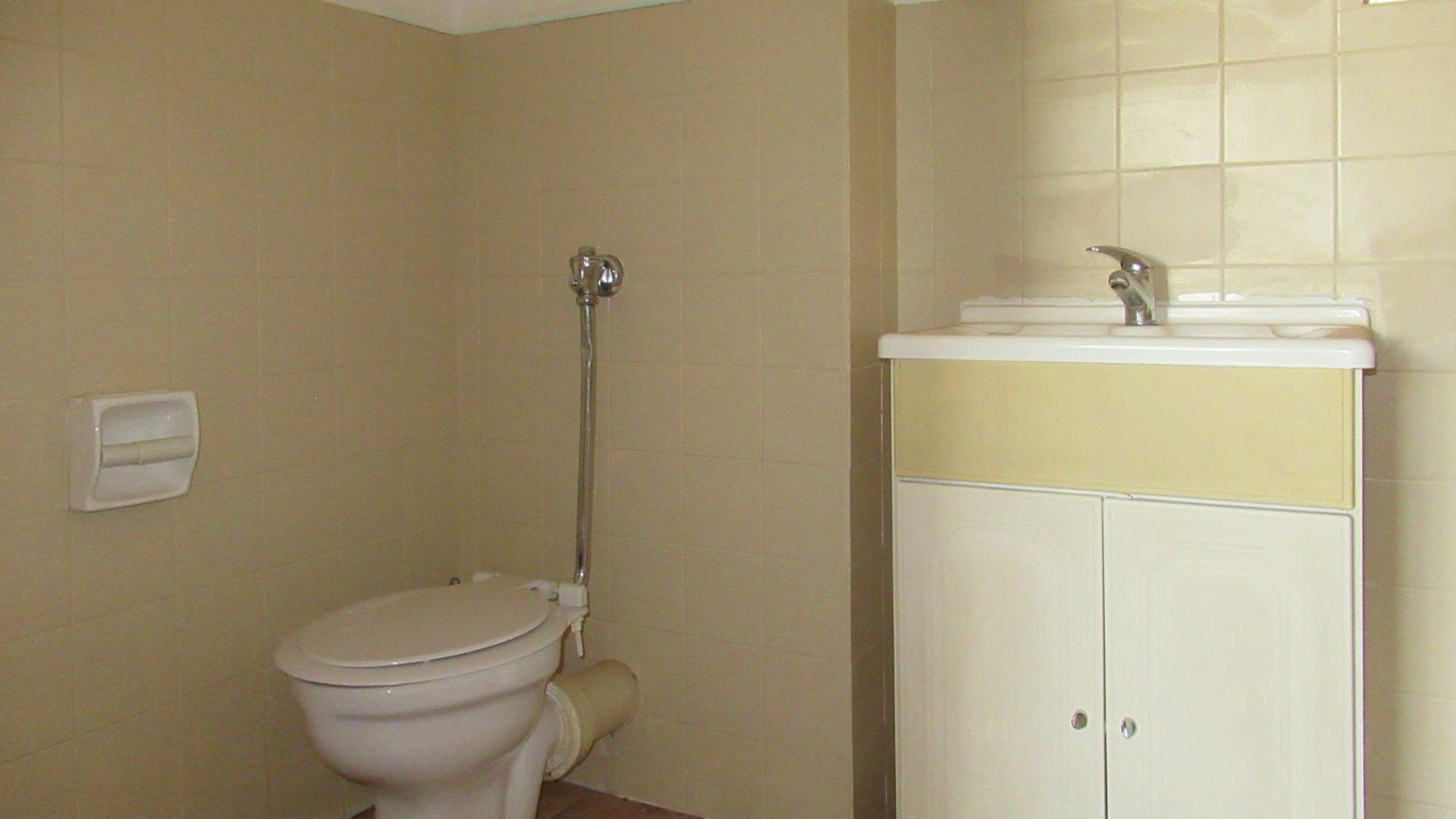 Bathroom 1 - 5 square meters of property in Horison View