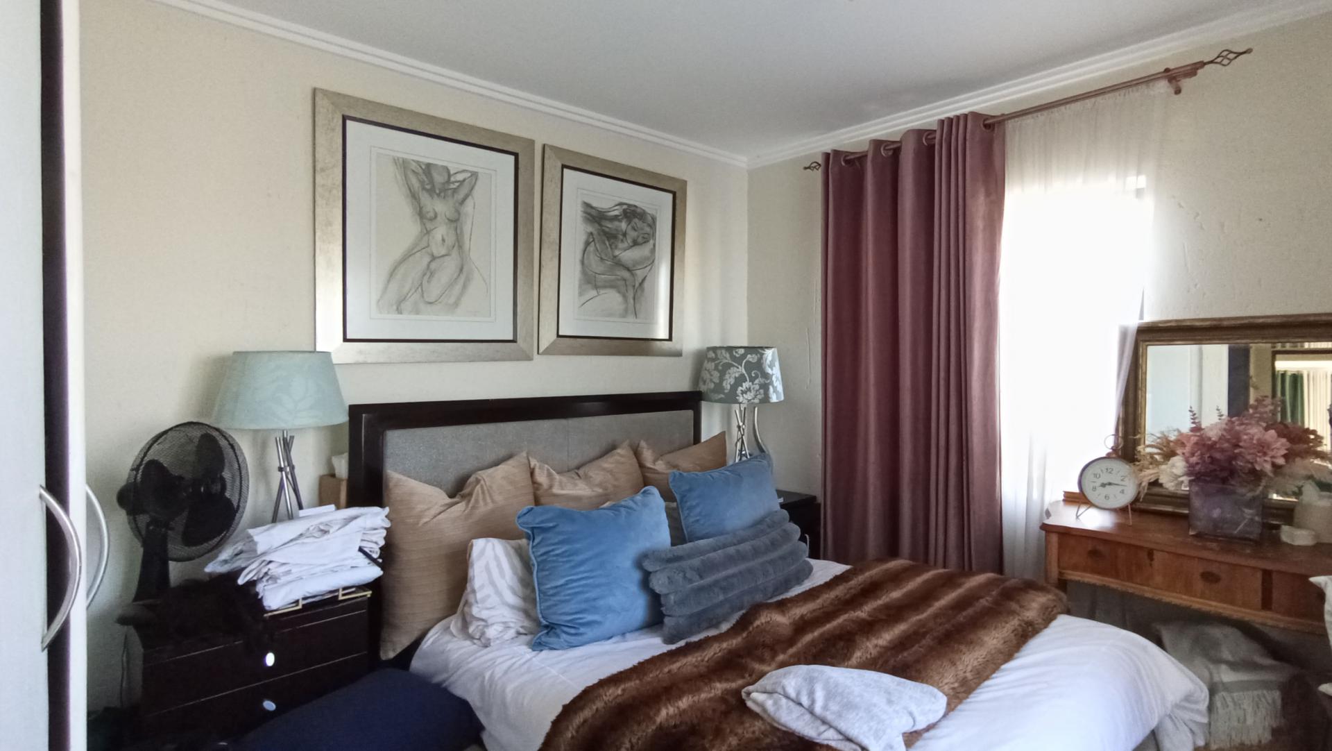 Main Bedroom - 12 square meters of property in Jackal Creek Golf Estate