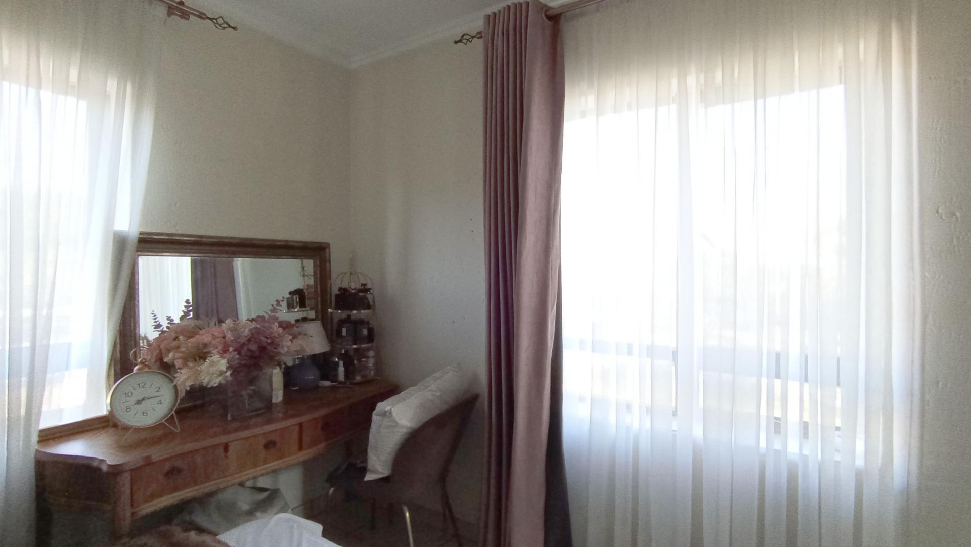Main Bedroom - 12 square meters of property in Jackal Creek Golf Estate