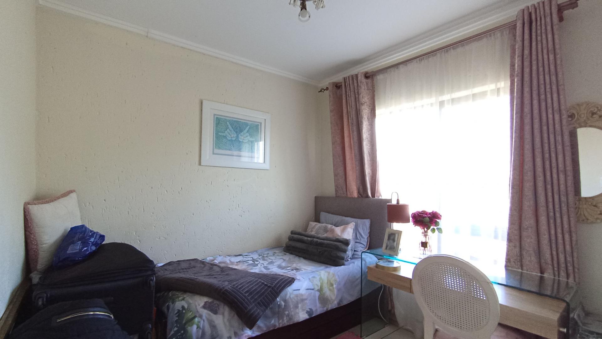 Bed Room 1 - 8 square meters of property in Jackal Creek Golf Estate