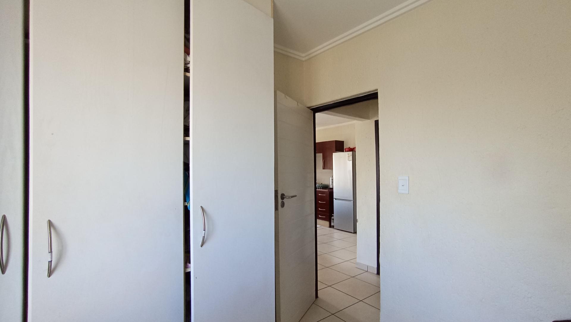 Bed Room 1 - 8 square meters of property in Jackal Creek Golf Estate