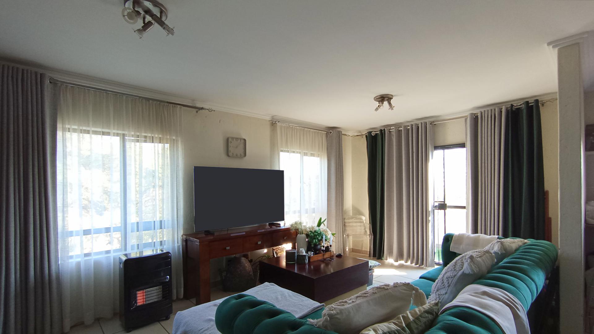 Lounges - 19 square meters of property in Jackal Creek Golf Estate